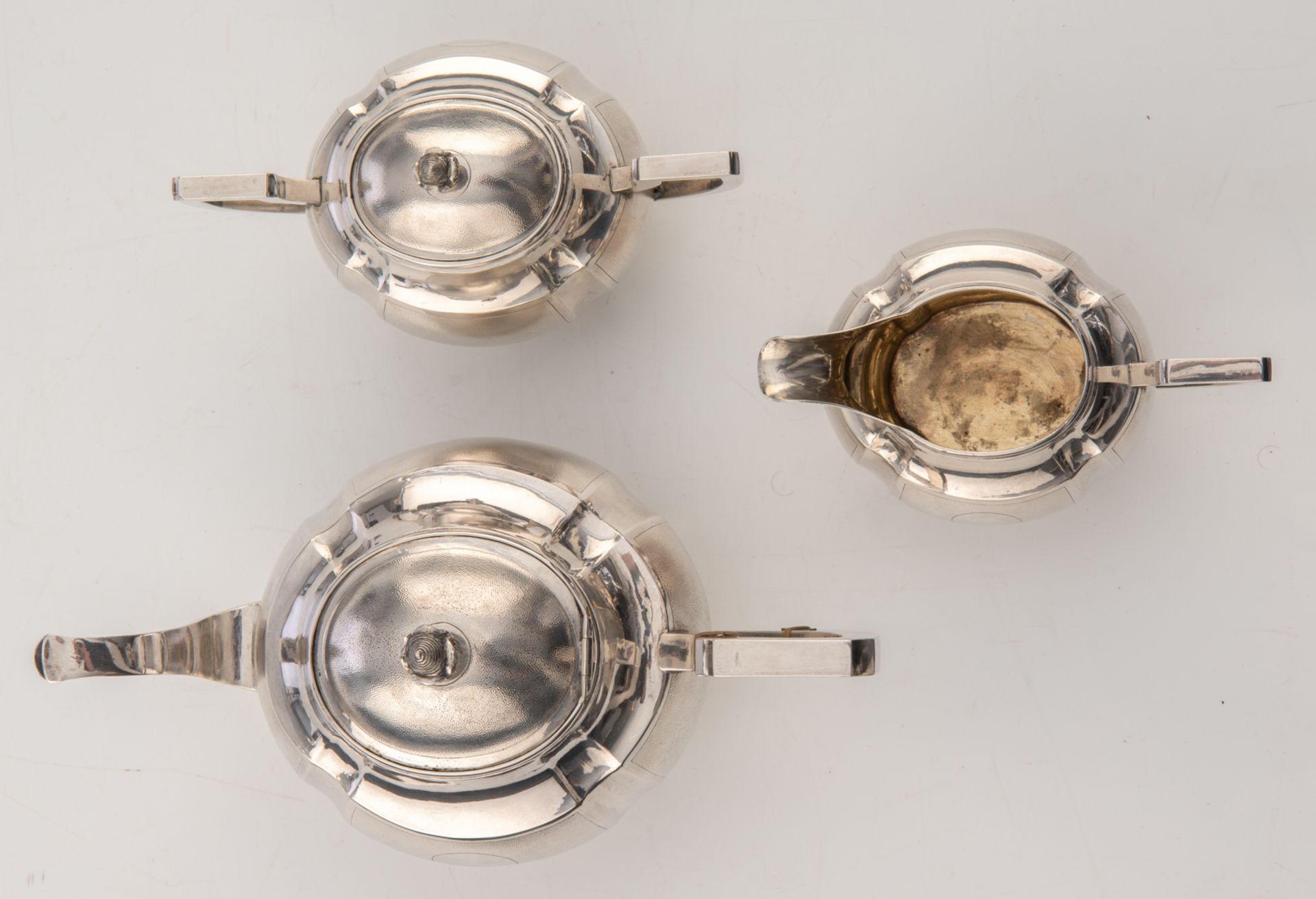 A Chinese three-piece silver tea set, hallmarked 'Zee Sung', Shanghai, H 4,5 - W 6 - D 13 cm (teapot - Bild 16 aus 21