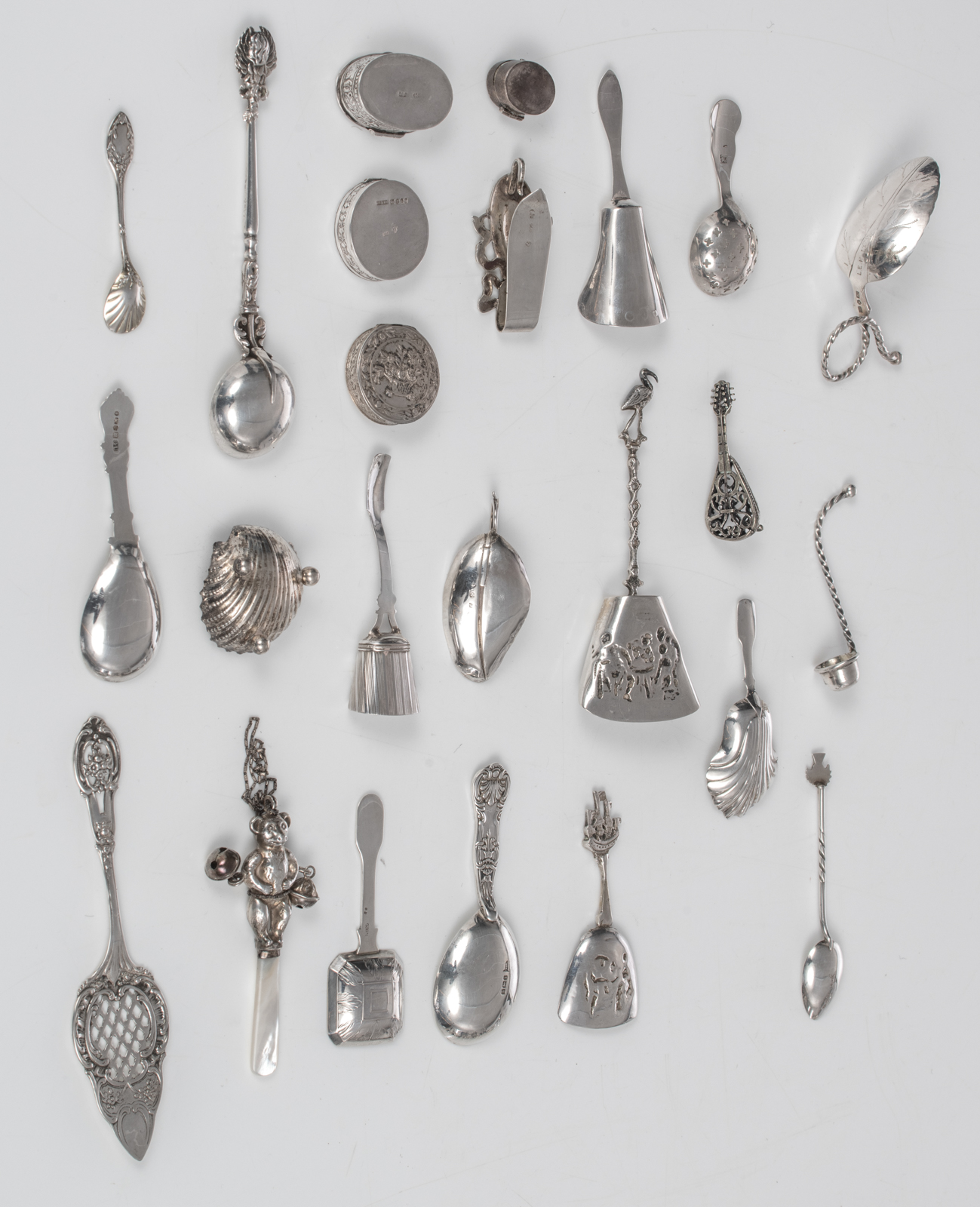 A collection of various silver items, most of them hallmarked, in total 40 pieces, total weight: abo - Image 11 of 33