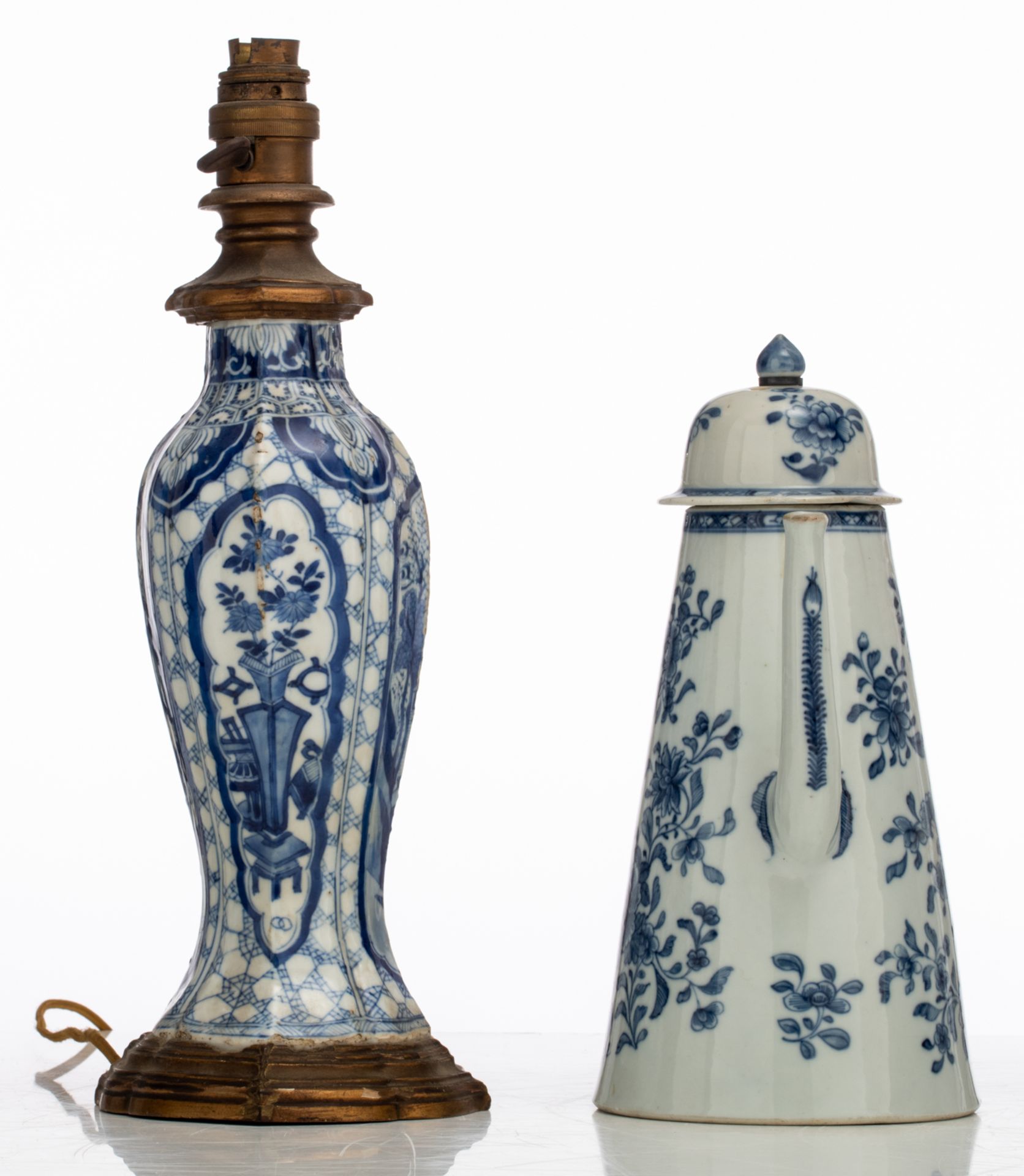 Various Chinese blue and white porcelain, a coffee pot, a sauce boat, a tea caddy, etc.,17th/18thC, - Bild 13 aus 16