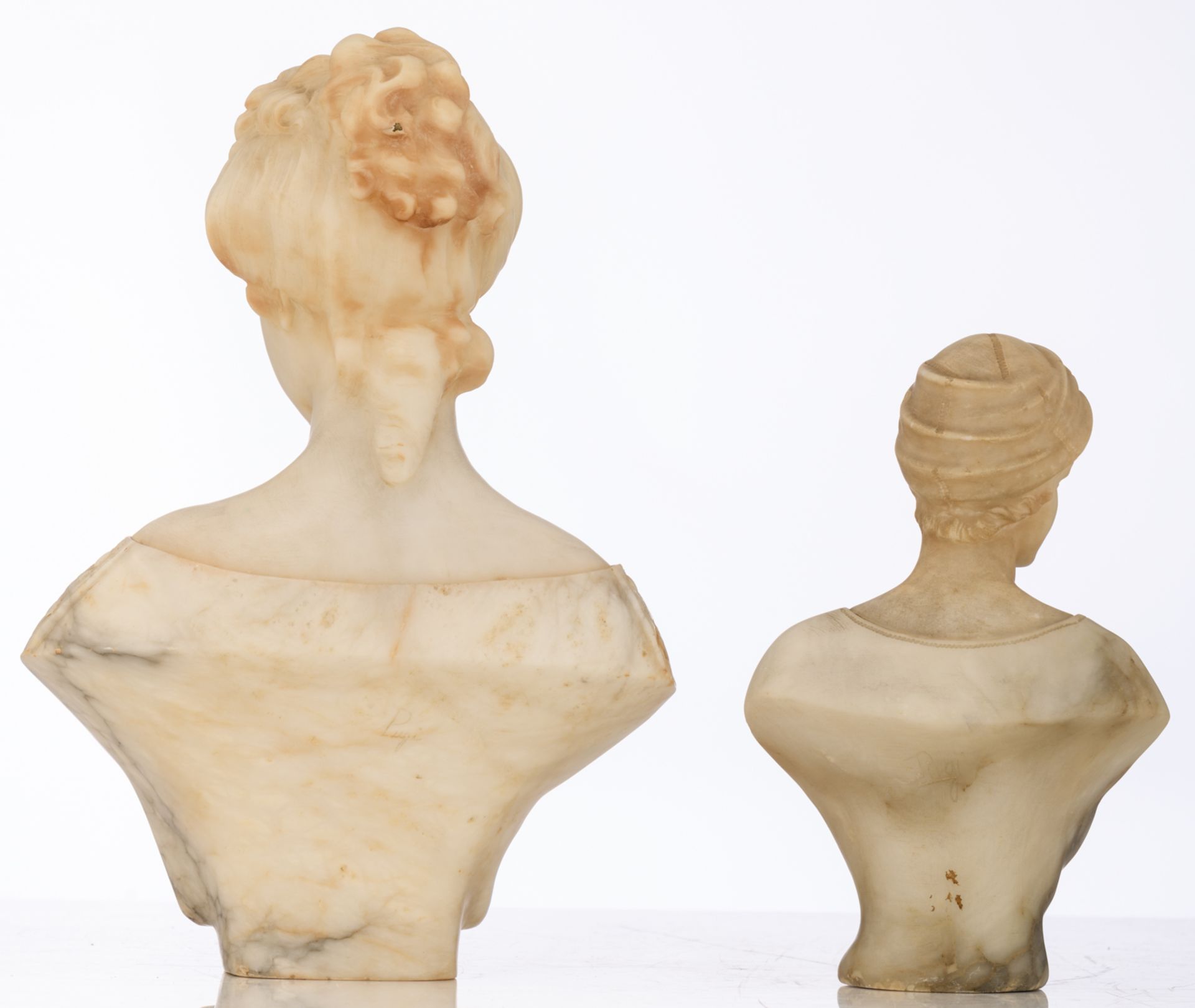 Puggi, two busts of beauties, Carrara marble, H 24,5 - 35,5 cm - Image 4 of 8