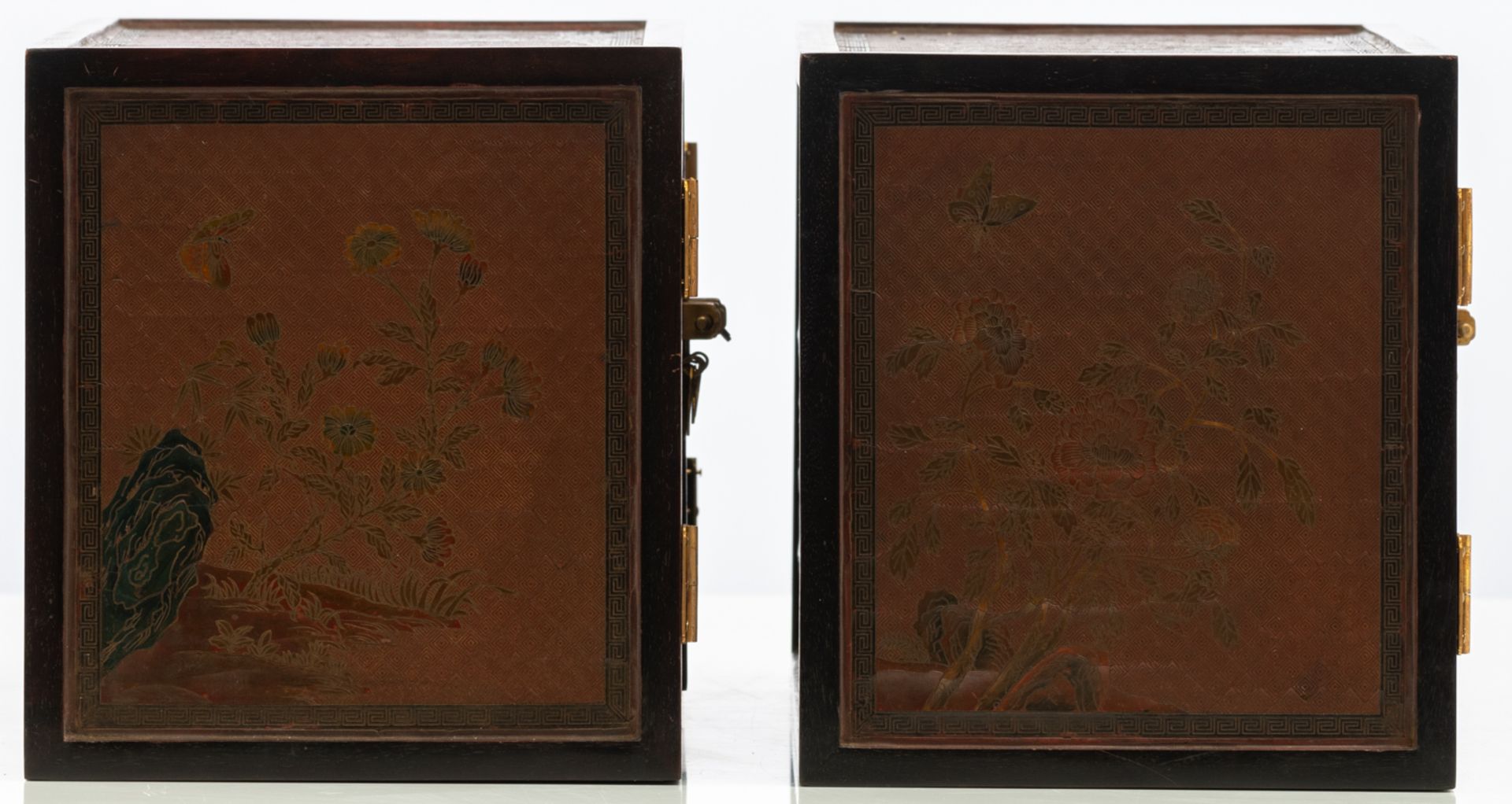Two Chinese Republic period scholars cabinets in zitan wood, the Peking lacquered panels carved with - Bild 11 aus 13