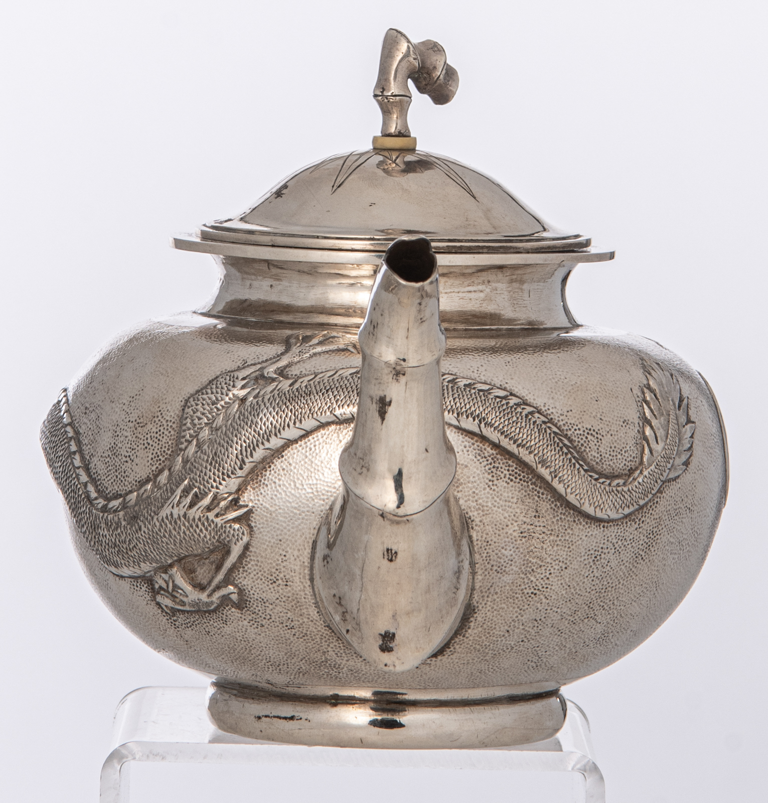 A Chinese three-piece silver tea set with dragon design, marked 'Yok Sang', Shanghai, H 4,5 - W 25,5 - Image 5 of 19