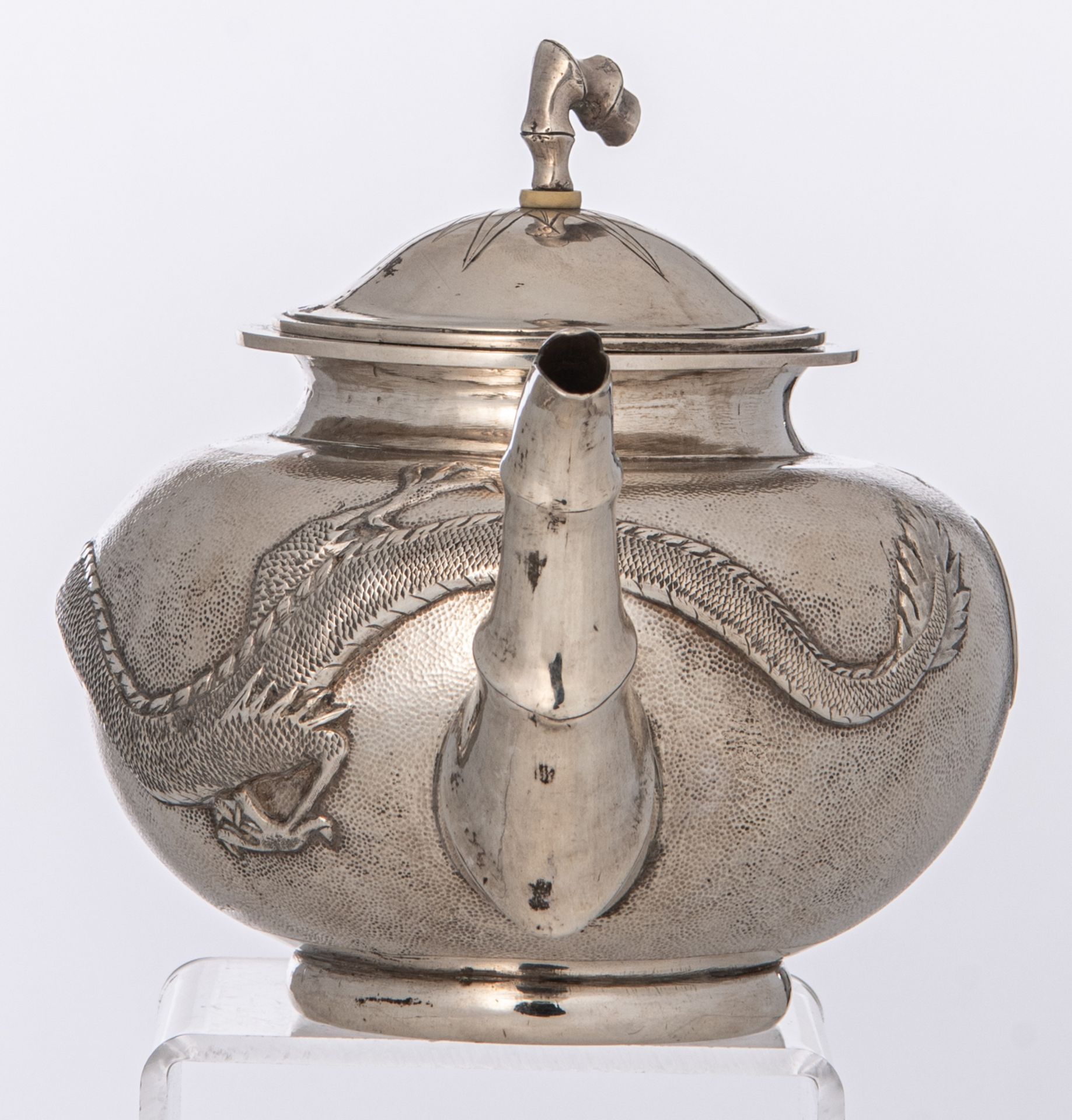 A Chinese three-piece silver tea set with dragon design, marked 'Yok Sang', Shanghai, H 4,5 - W 25,5 - Bild 5 aus 19