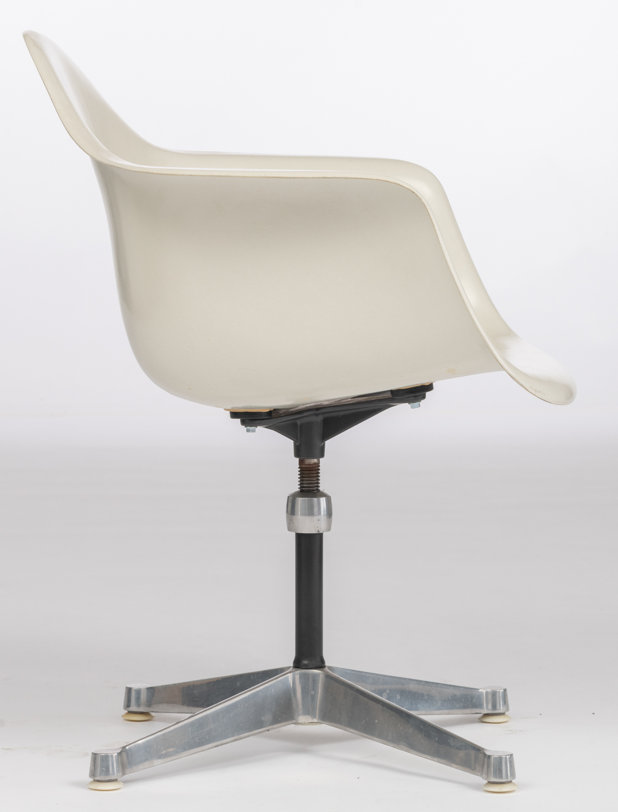A white fibreglass shell 'PAC' armchair, design by Eames for Herman Miller, H 77,5 - W 63 cm - Image 4 of 10