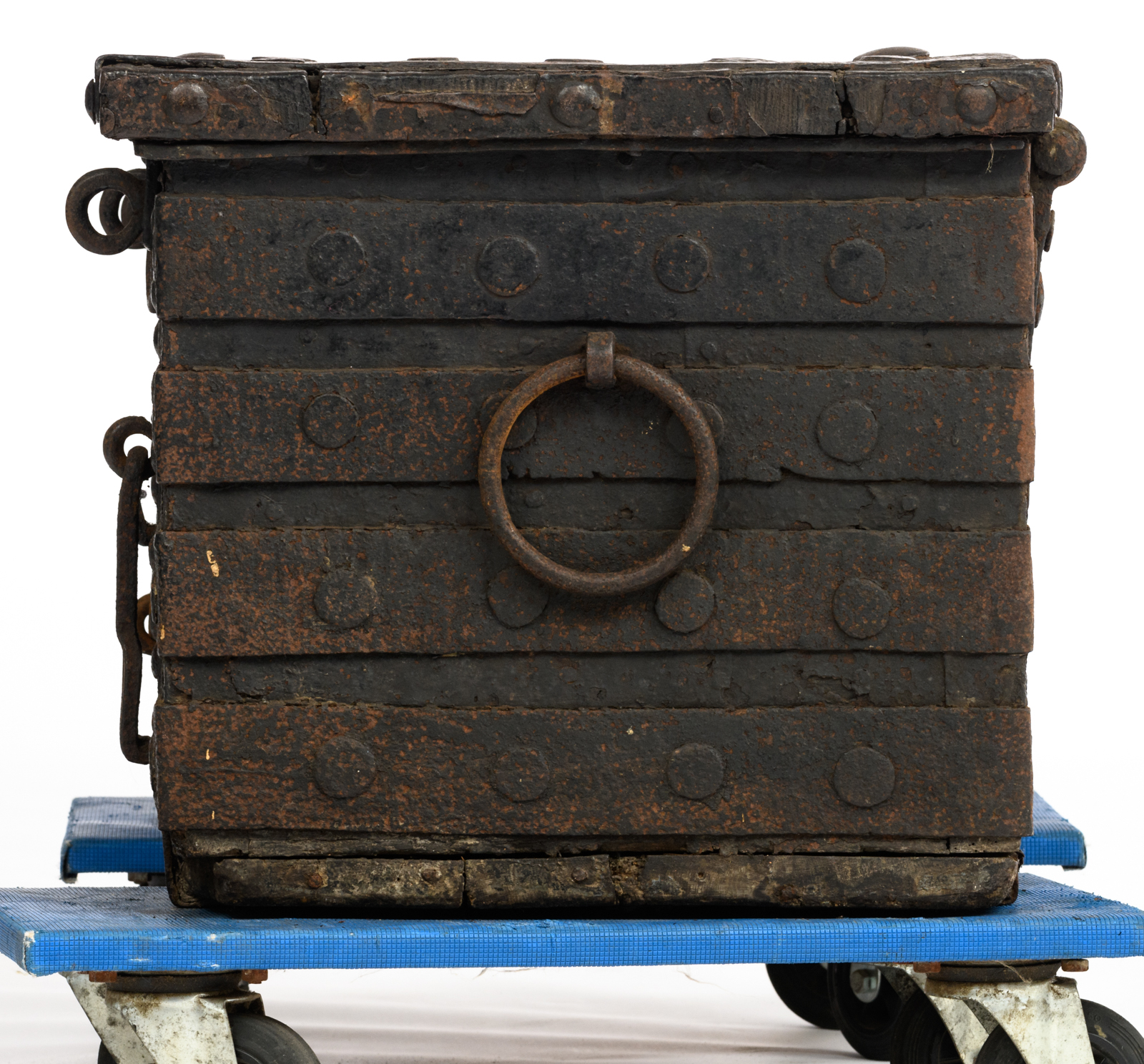 A wrought iron archive chest, 17thC, H 44 - W 100 - D 53 cm - Bild 4 aus 7