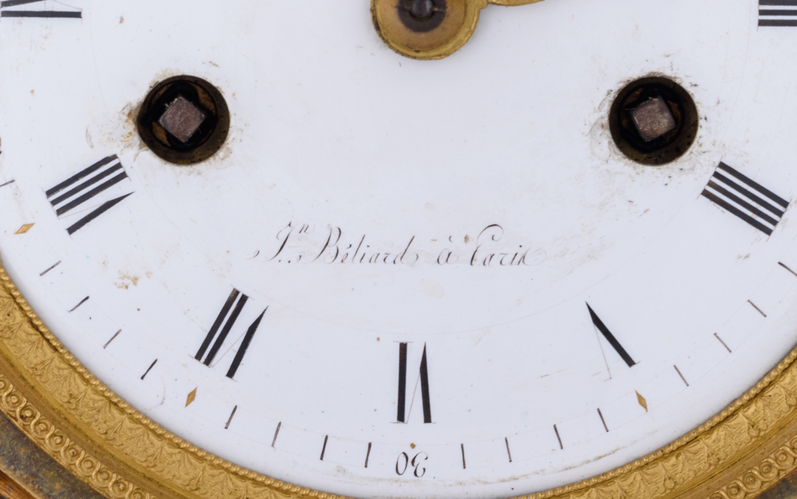 A fine French Empire bronze ormolu mantel clock, with on top an angel reaching a torch to a beauty h - Image 7 of 11