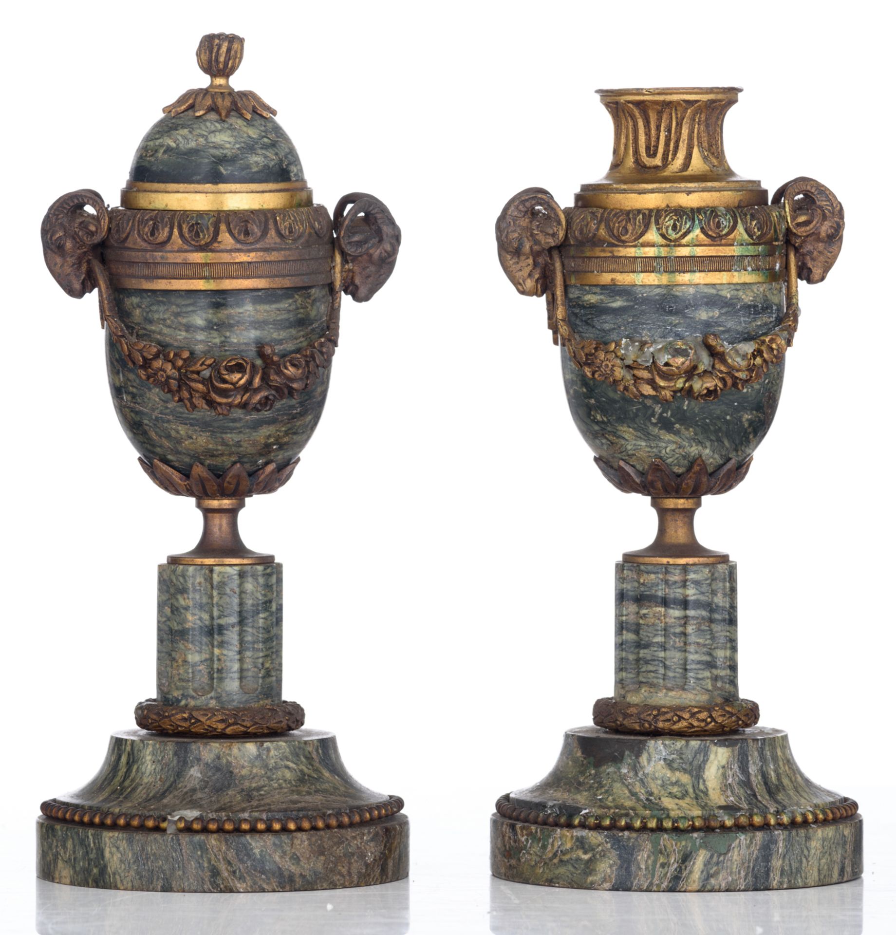 A fine pair of Neoclassical vert de mer marble cassolettes, with gilt bronze mounts, transformable i - Bild 3 aus 8