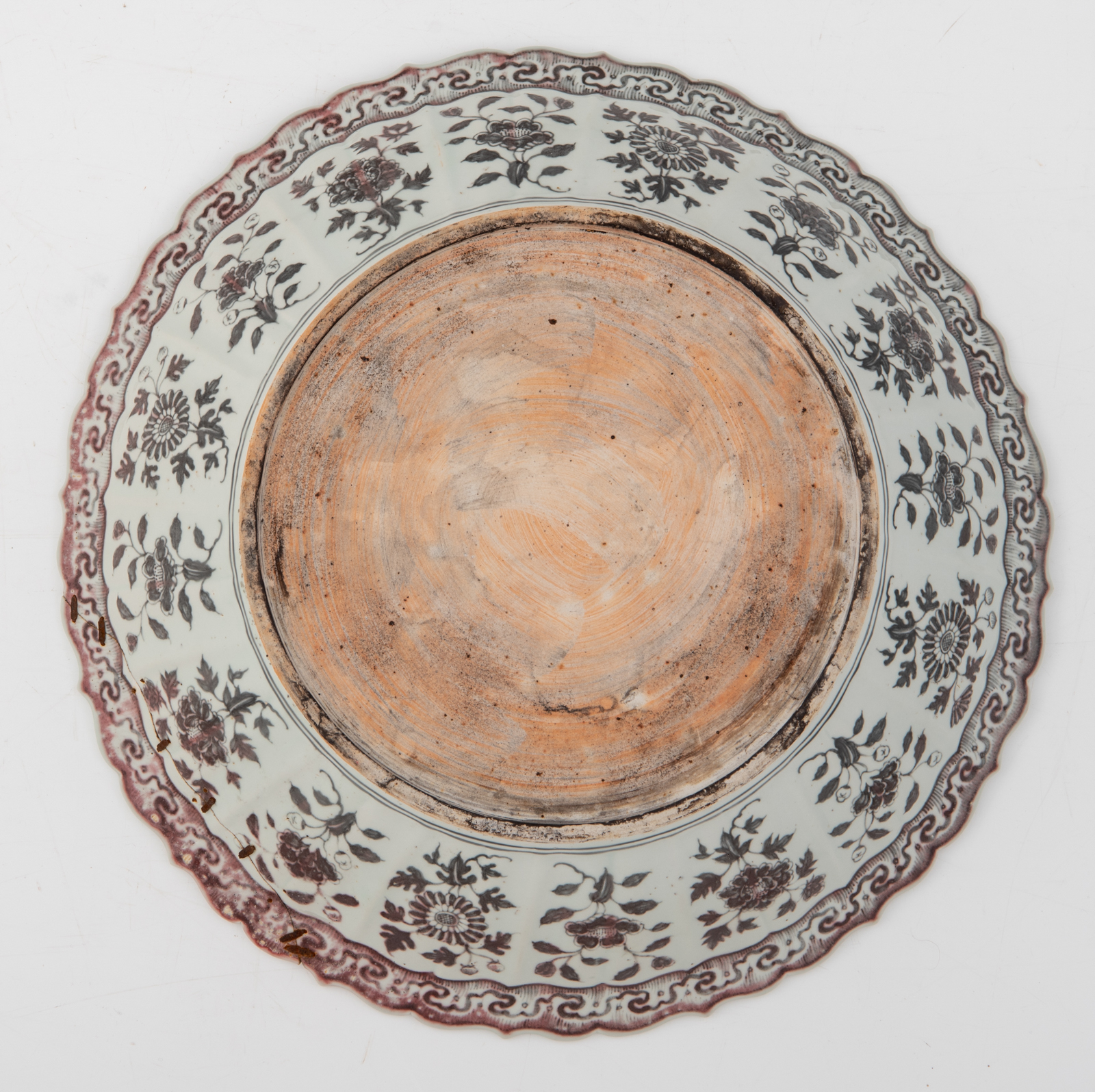 A large Chinese Ming-style copper-red floral decorated charger with lobed rim, H 8,5 - ø 45 cm - Image 2 of 2