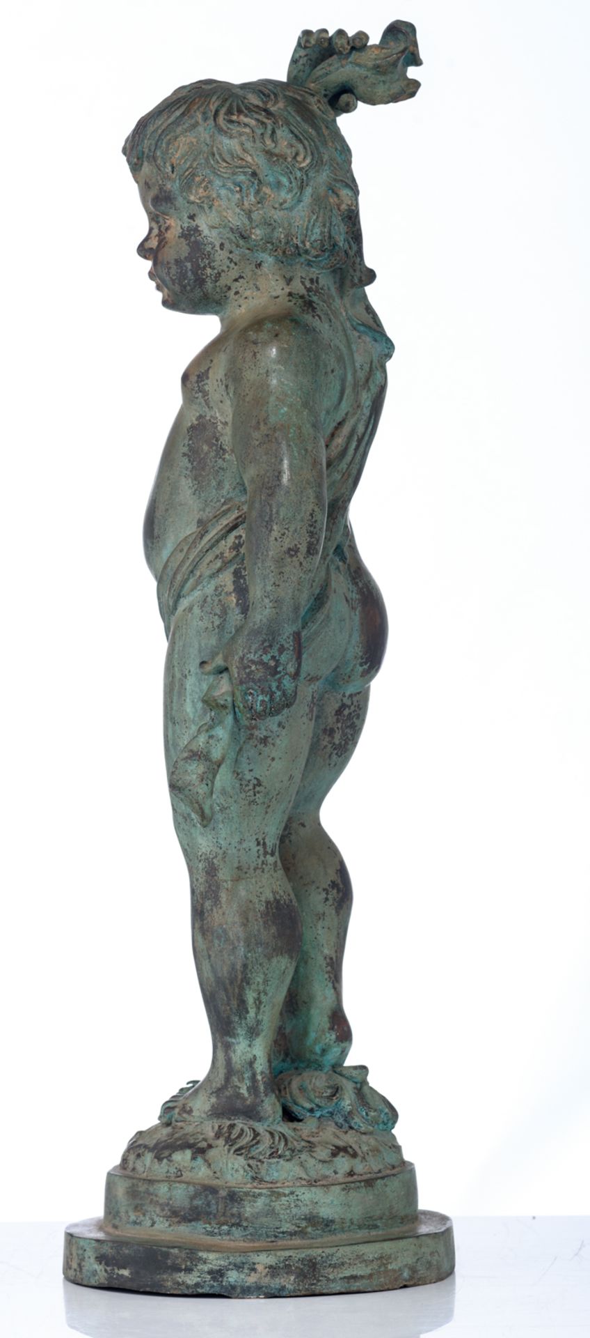 A green patinated bronze garden sculpture of a standing putto, H 77 cm - Image 3 of 6