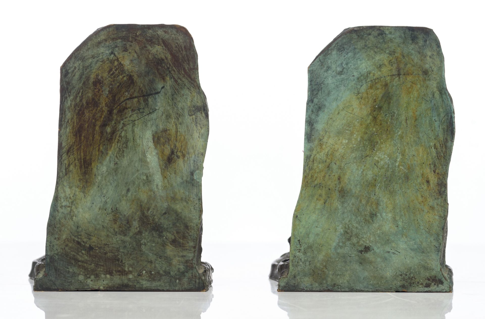 Demanet V., a pair of Art Deco bookends with pushing men, green patinated bronze, H 13 - W 14 cm - Bild 2 aus 7