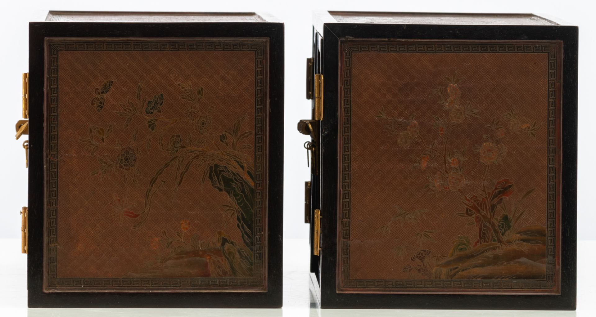 Two Chinese Republic period scholars cabinets in zitan wood, the Peking lacquered panels carved with - Bild 9 aus 13