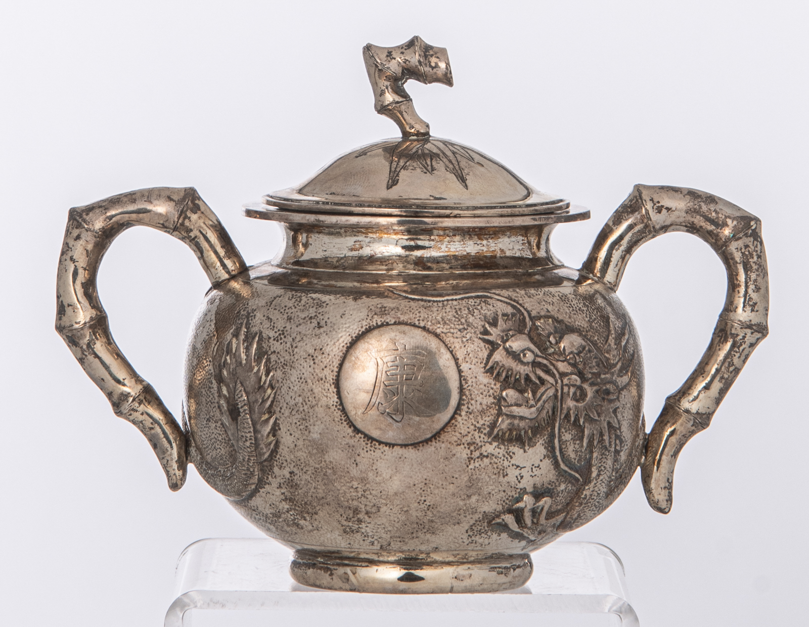 A Chinese three-piece silver tea set with dragon design, marked 'Yok Sang', Shanghai, H 4,5 - W 25,5 - Image 6 of 19