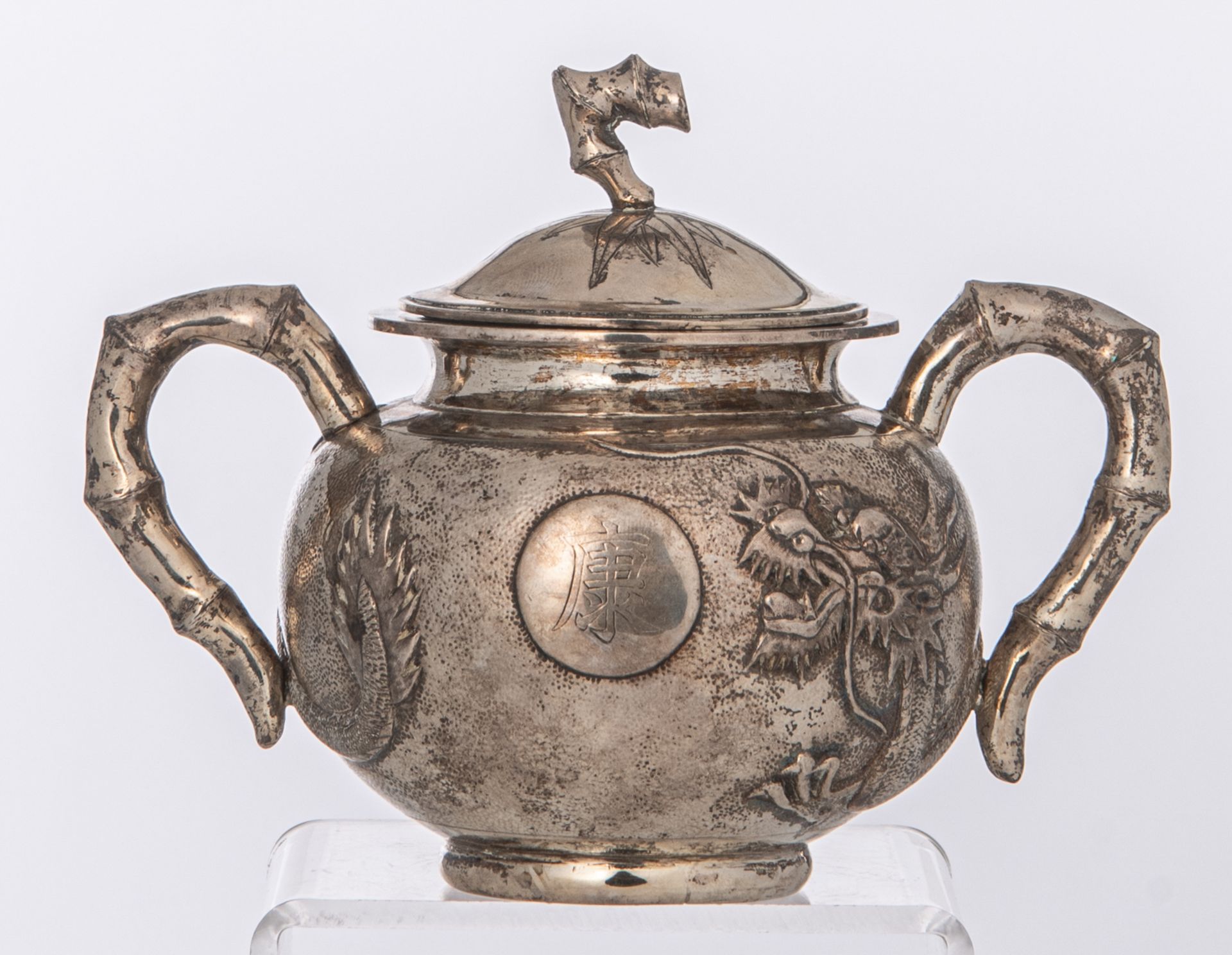 A Chinese three-piece silver tea set with dragon design, marked 'Yok Sang', Shanghai, H 4,5 - W 25,5 - Bild 6 aus 19