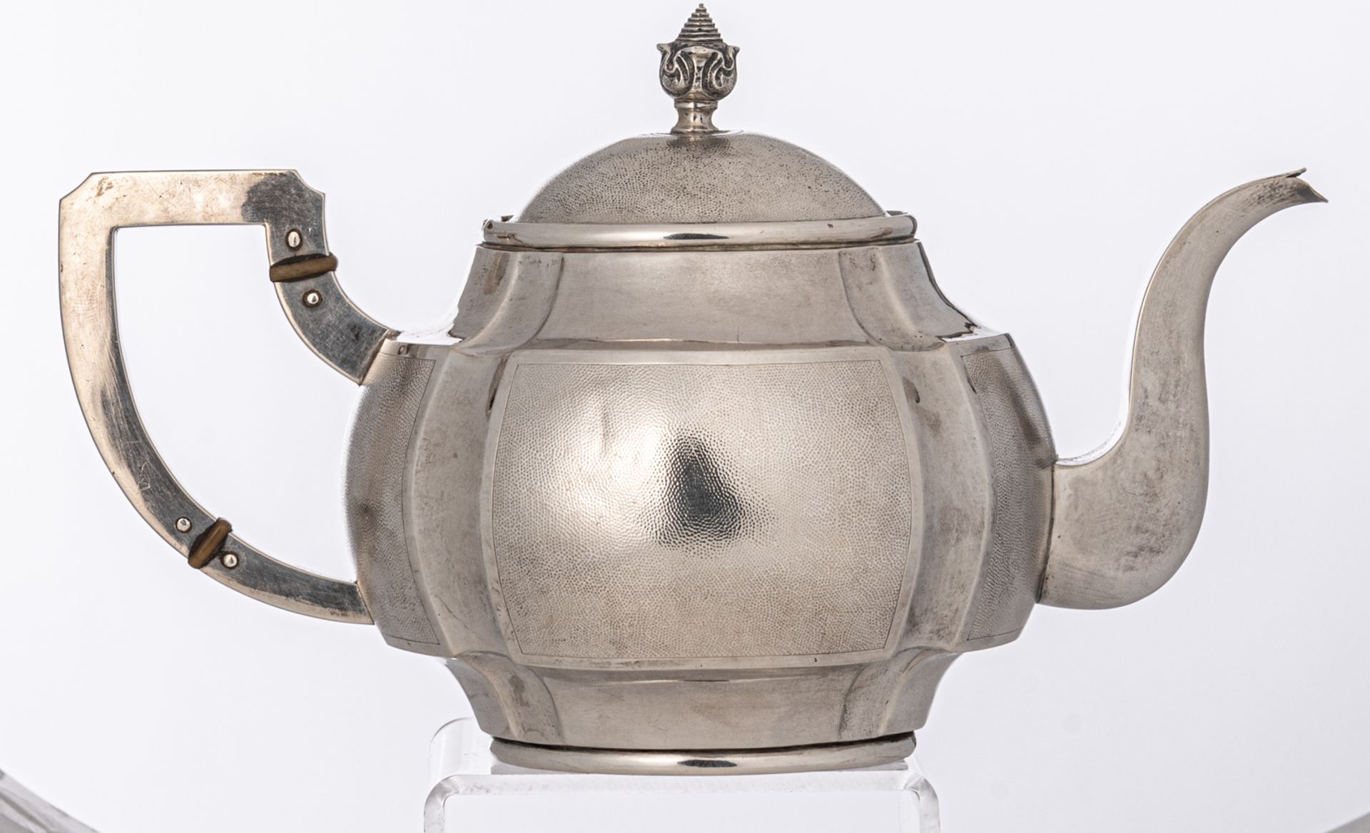 A Chinese three-piece silver tea set, hallmarked 'Zee Sung', Shanghai, H 4,5 - W 6 - D 13 cm (teapot - Bild 4 aus 21