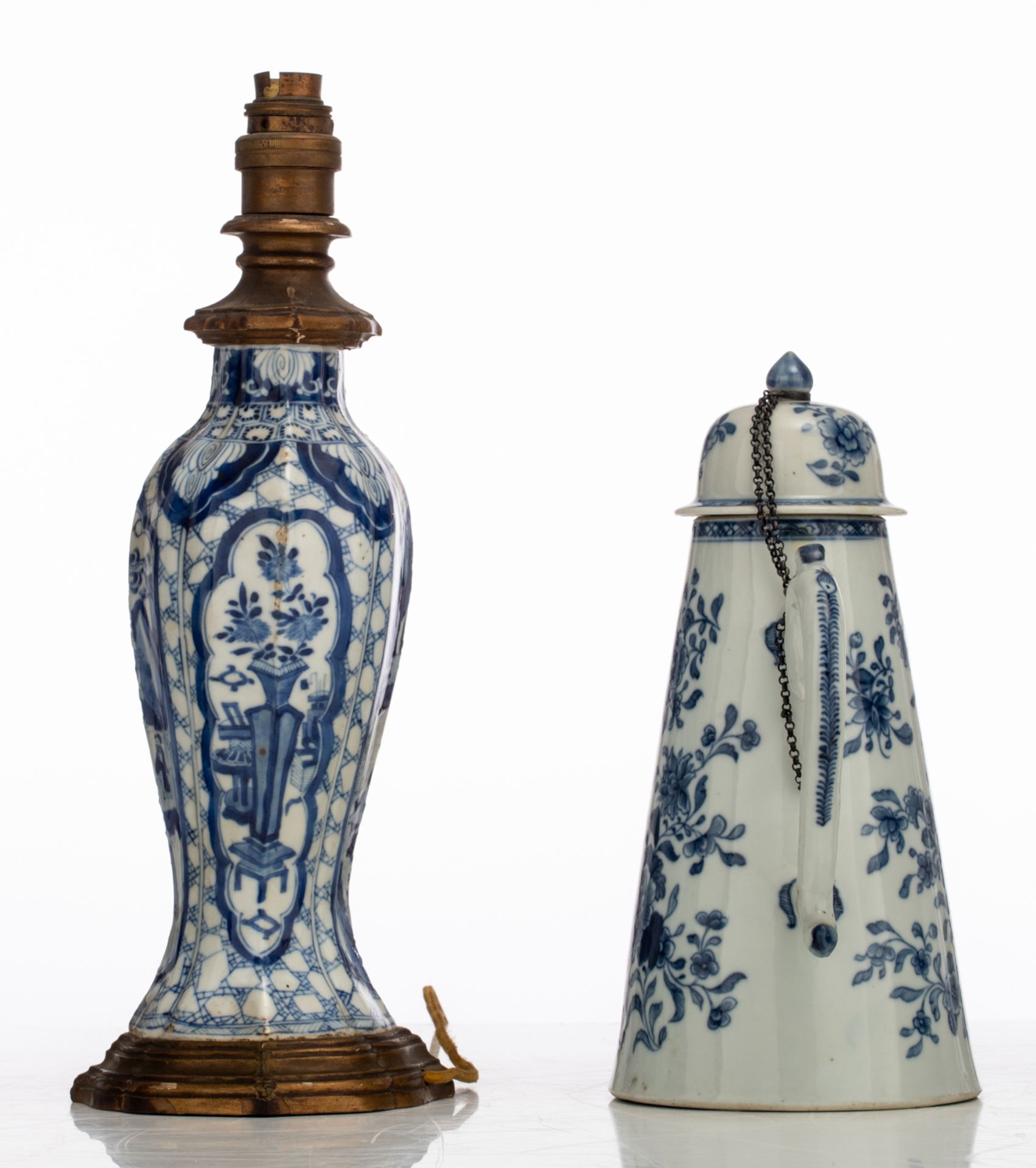 Various Chinese blue and white porcelain, a coffee pot, a sauce boat, a tea caddy, etc.,17th/18thC, - Bild 11 aus 16