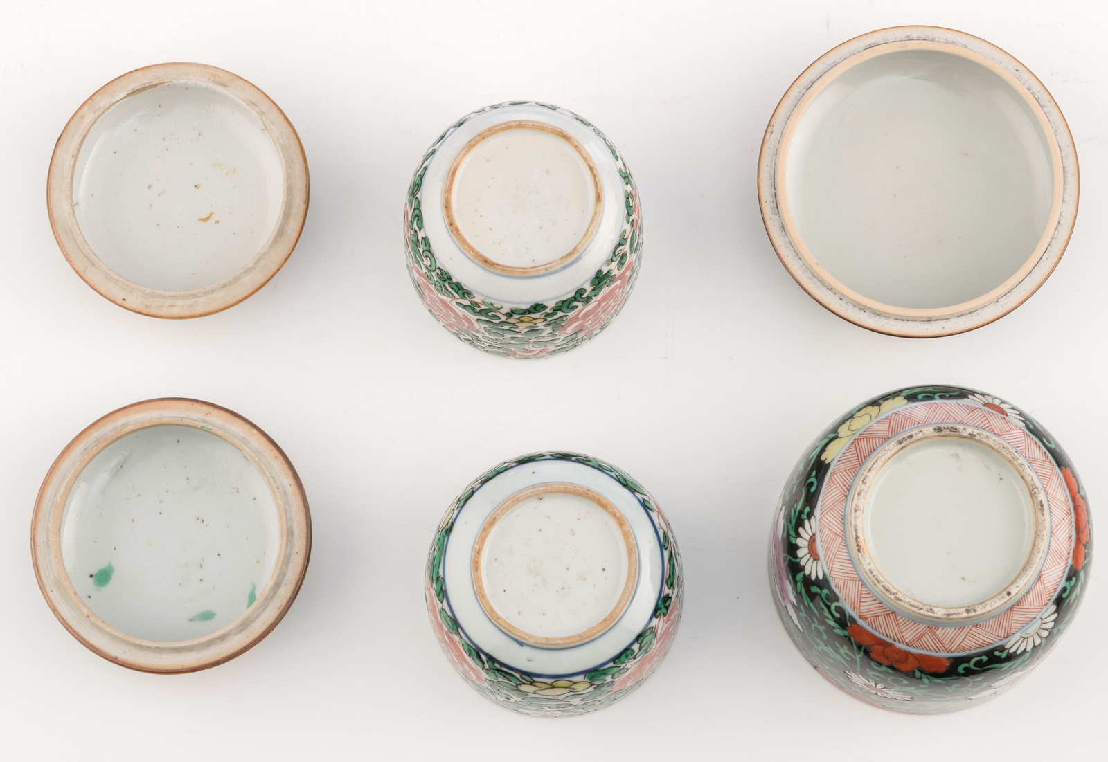 Five Chinese polychrome dishes; added three ditto pots and covers, 18th/19thC, H 10 - 13 - ø 21,5 - - Image 7 of 12