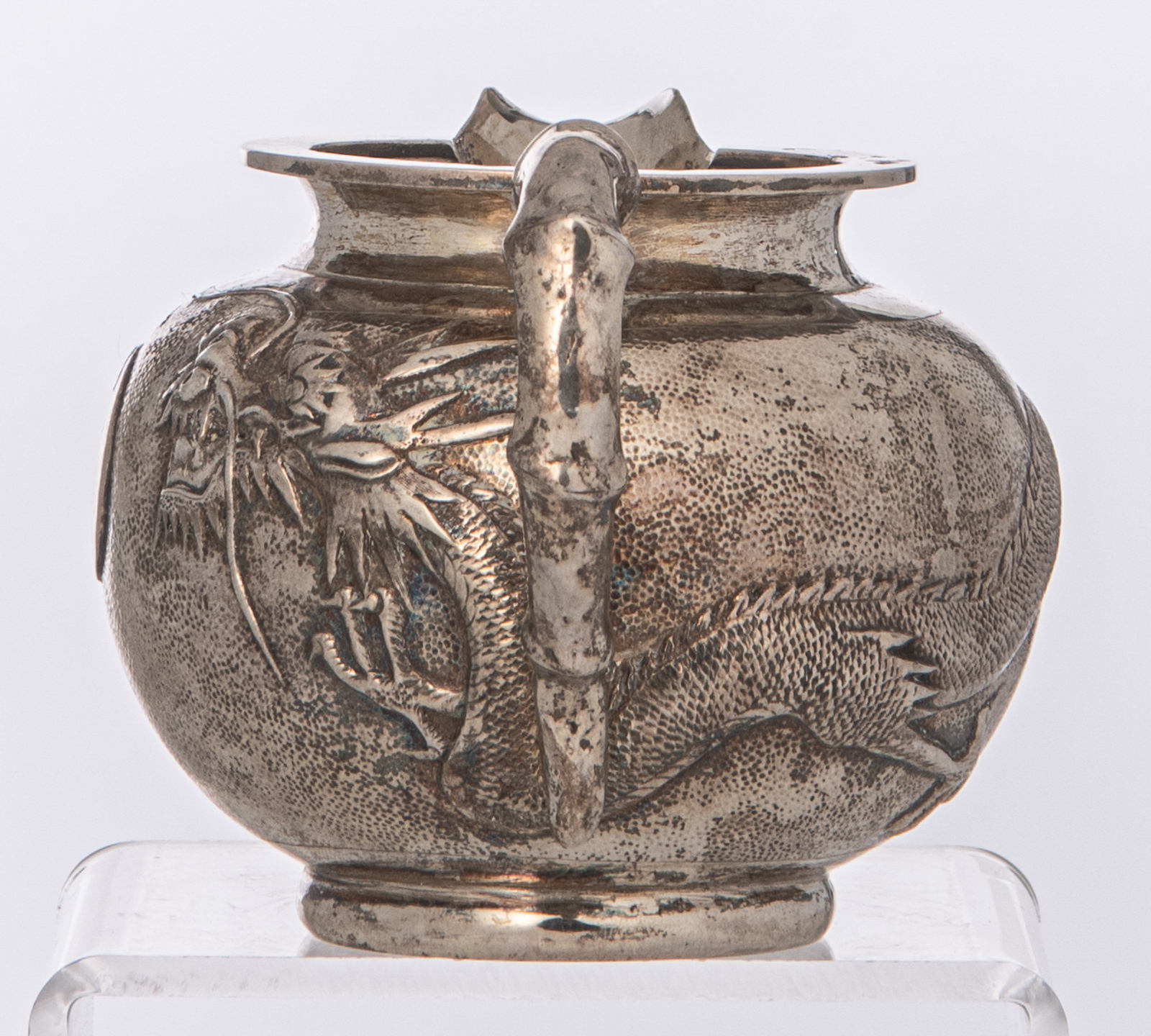 A Chinese three-piece silver tea set with dragon design, marked 'Yok Sang', Shanghai, H 4,5 - W 25,5 - Image 11 of 19