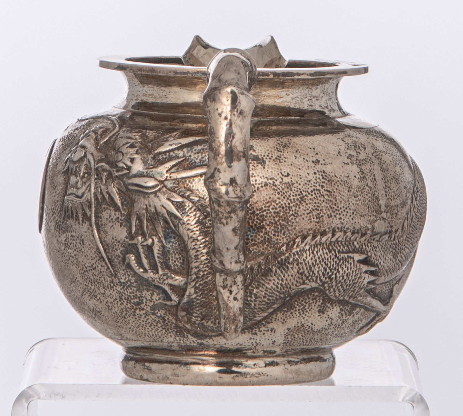 A Chinese three-piece silver tea set with dragon design, marked 'Yok Sang', Shanghai, H 4,5 - W 25,5 - Bild 11 aus 19