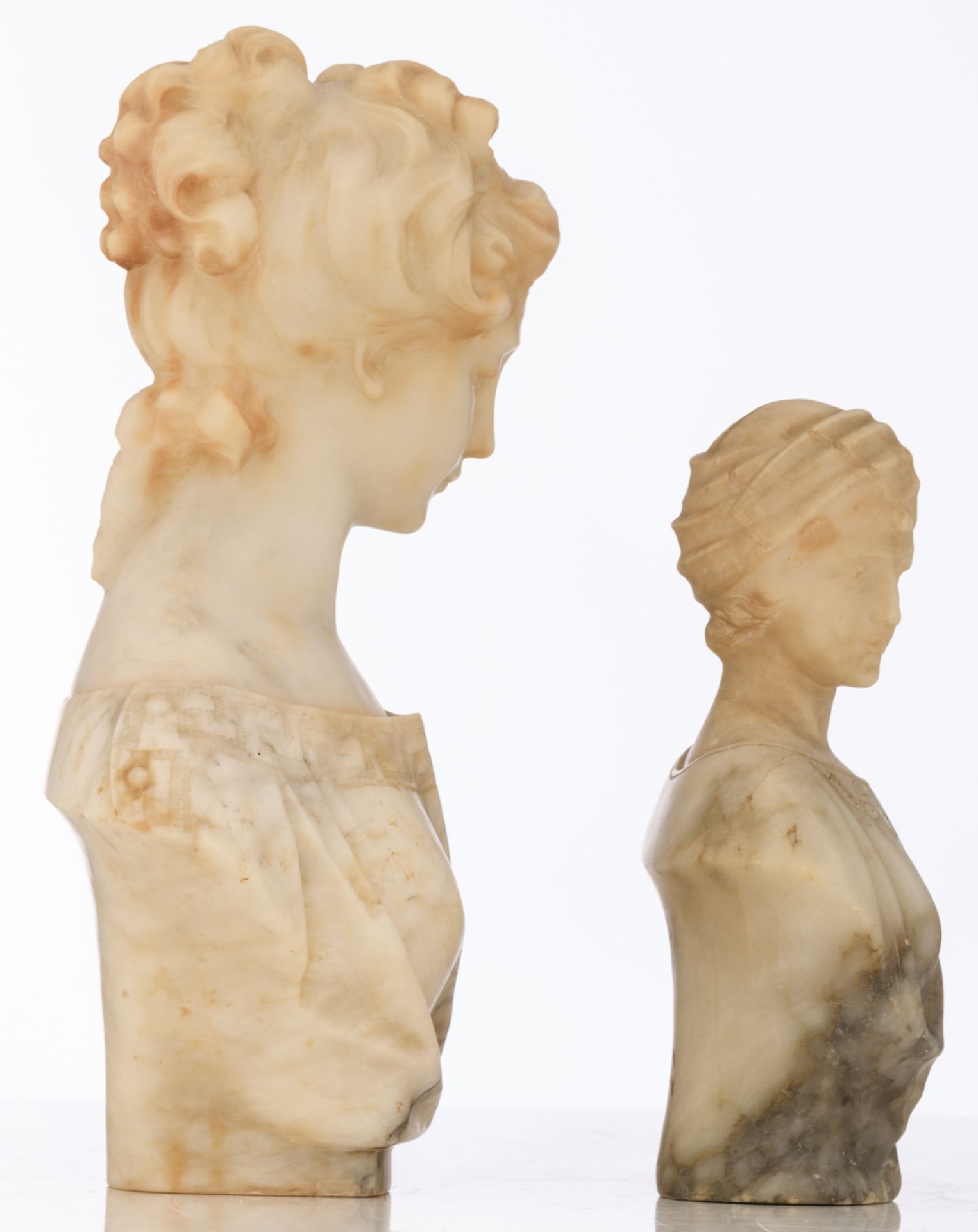 Puggi, two busts of beauties, Carrara marble, H 24,5 - 35,5 cm - Image 5 of 8