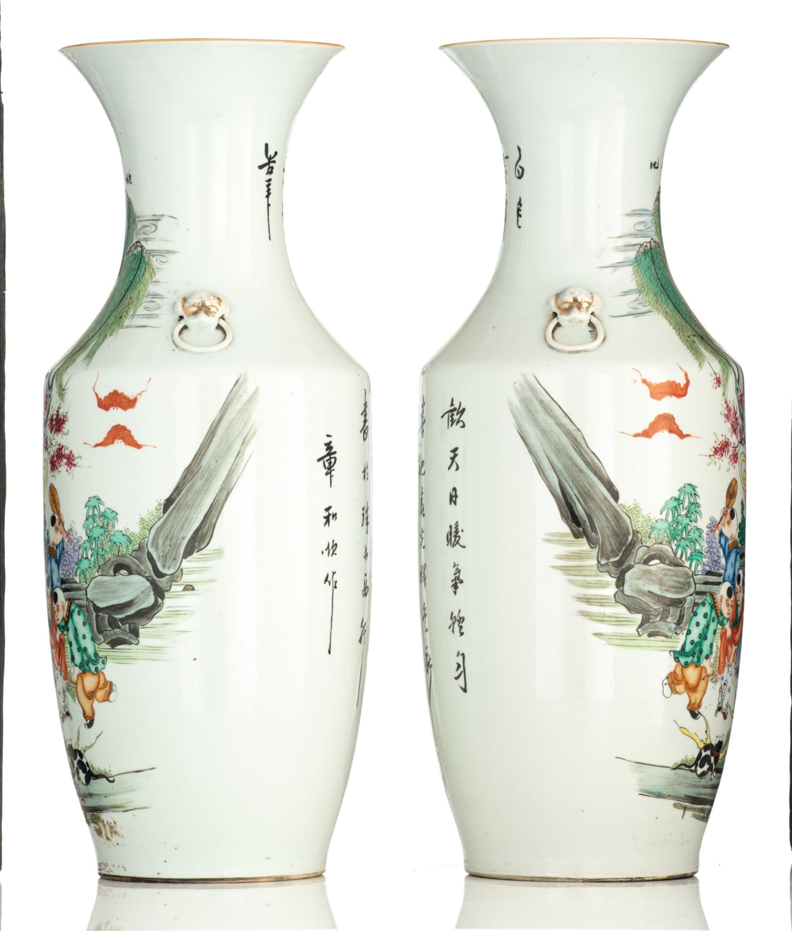A pair of Chinese famille rose vases, decorated with an animated scene, 19thC, H 57,5 cm - Bild 4 aus 6