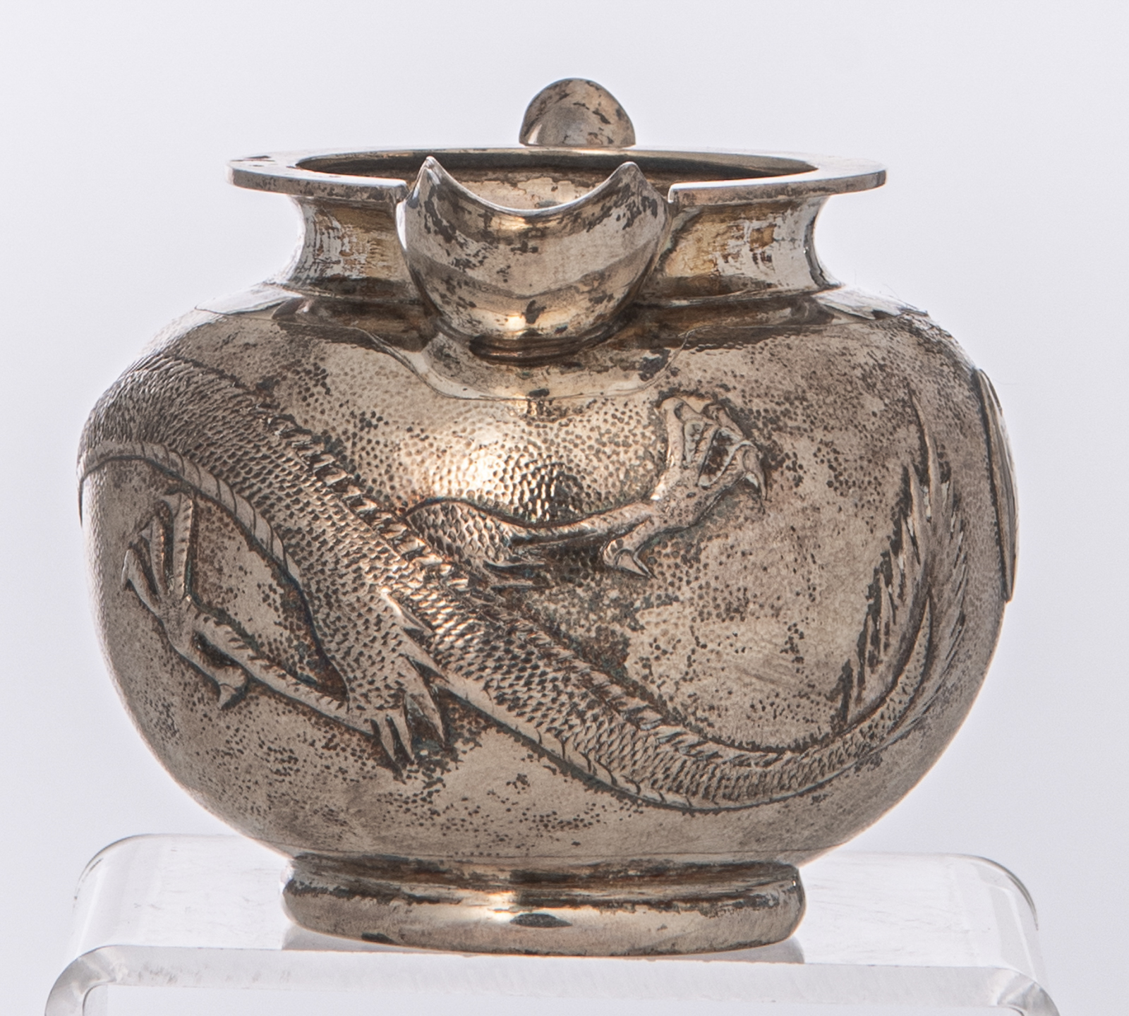 A Chinese three-piece silver tea set with dragon design, marked 'Yok Sang', Shanghai, H 4,5 - W 25,5 - Image 13 of 19