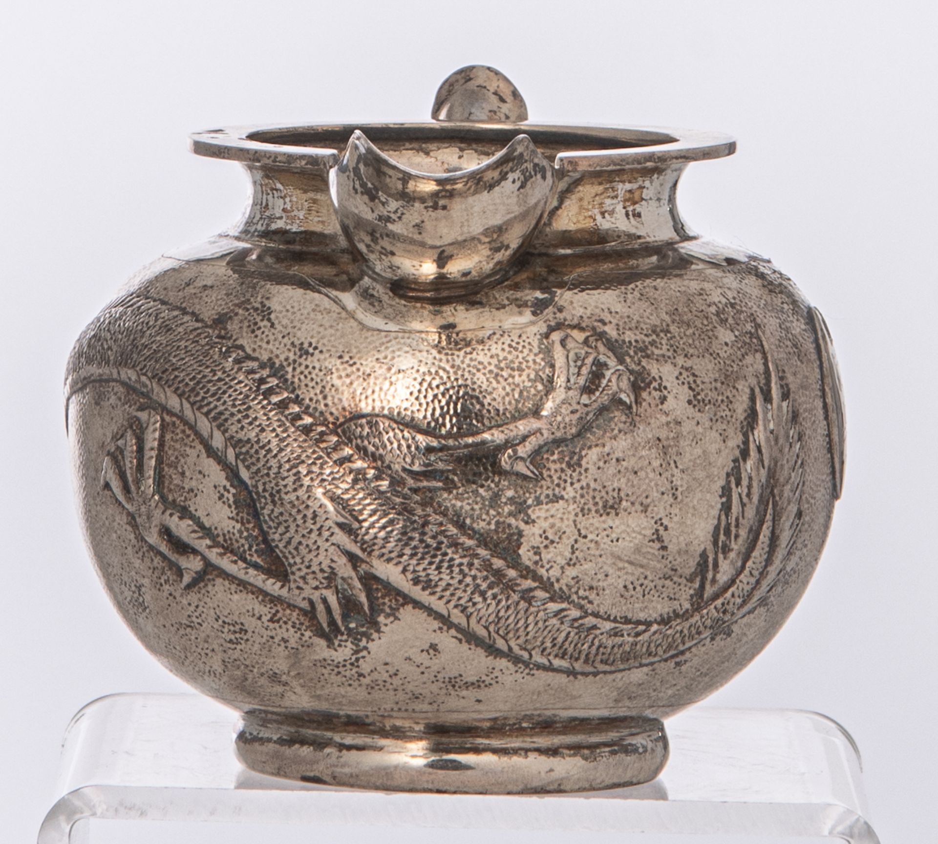 A Chinese three-piece silver tea set with dragon design, marked 'Yok Sang', Shanghai, H 4,5 - W 25,5 - Bild 13 aus 19