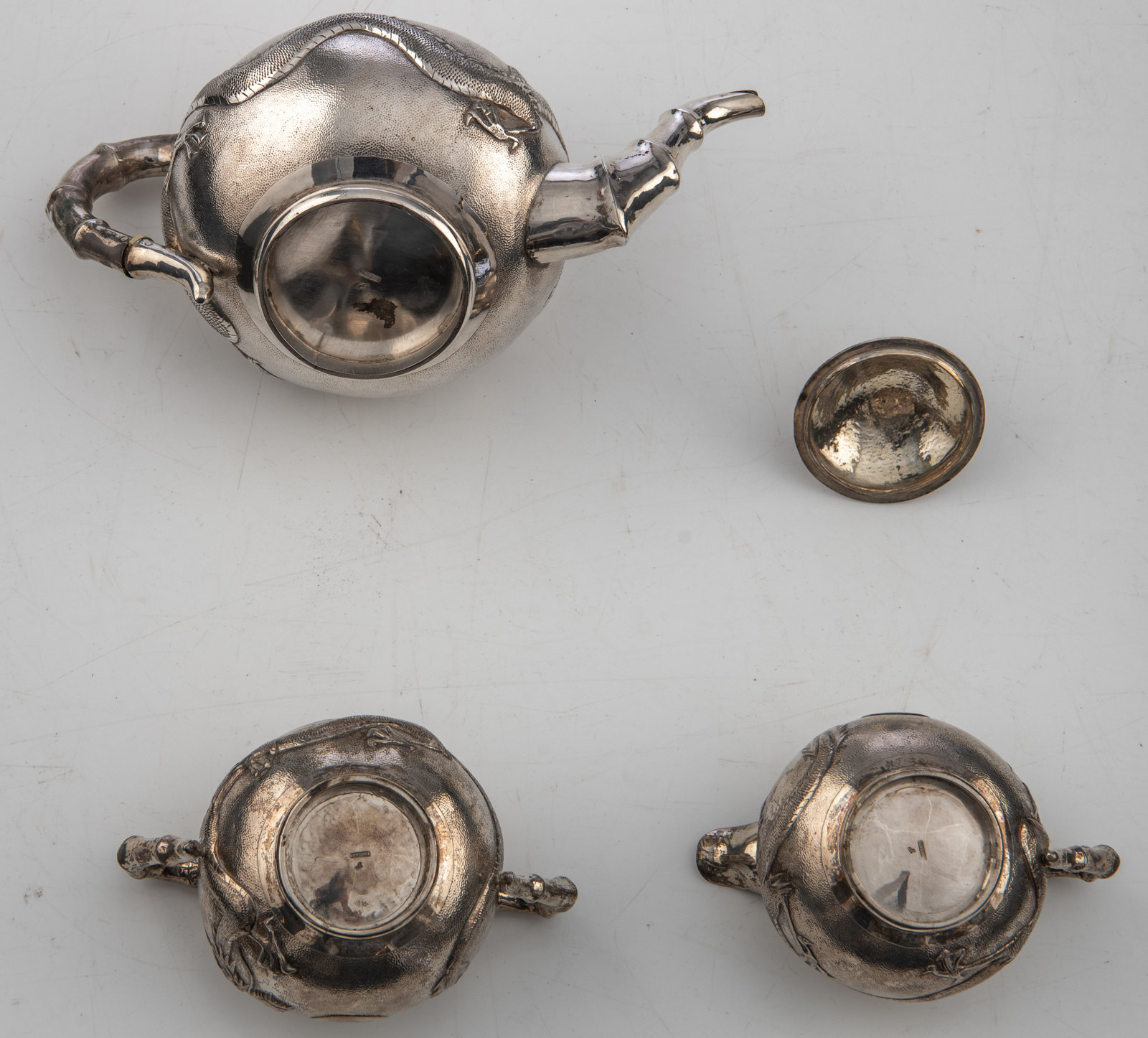 A Chinese three-piece silver tea set with dragon design, marked 'Yok Sang', Shanghai, H 4,5 - W 25,5 - Image 16 of 19