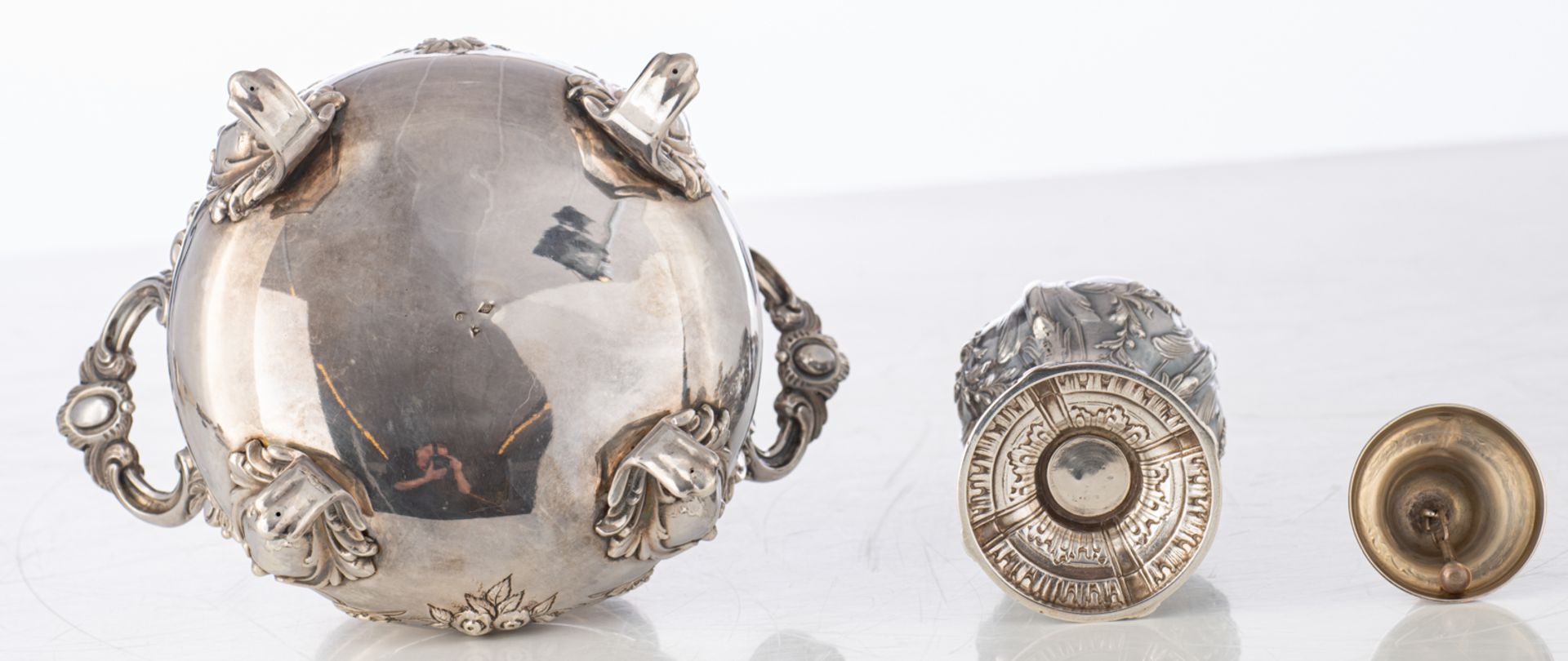 A French silver Rococo Revival sugar pot, a ditto caster and two sifting laddles with monogrammed iv - Bild 21 aus 36