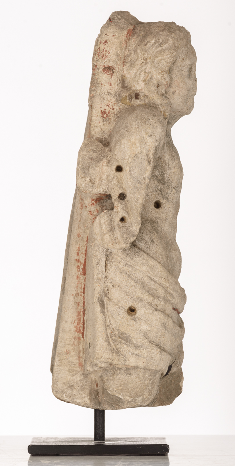 A standing sandstone figure (torso) of Saint Sebastian, early 15thC, Burgundy, H 43cm - Image 5 of 5