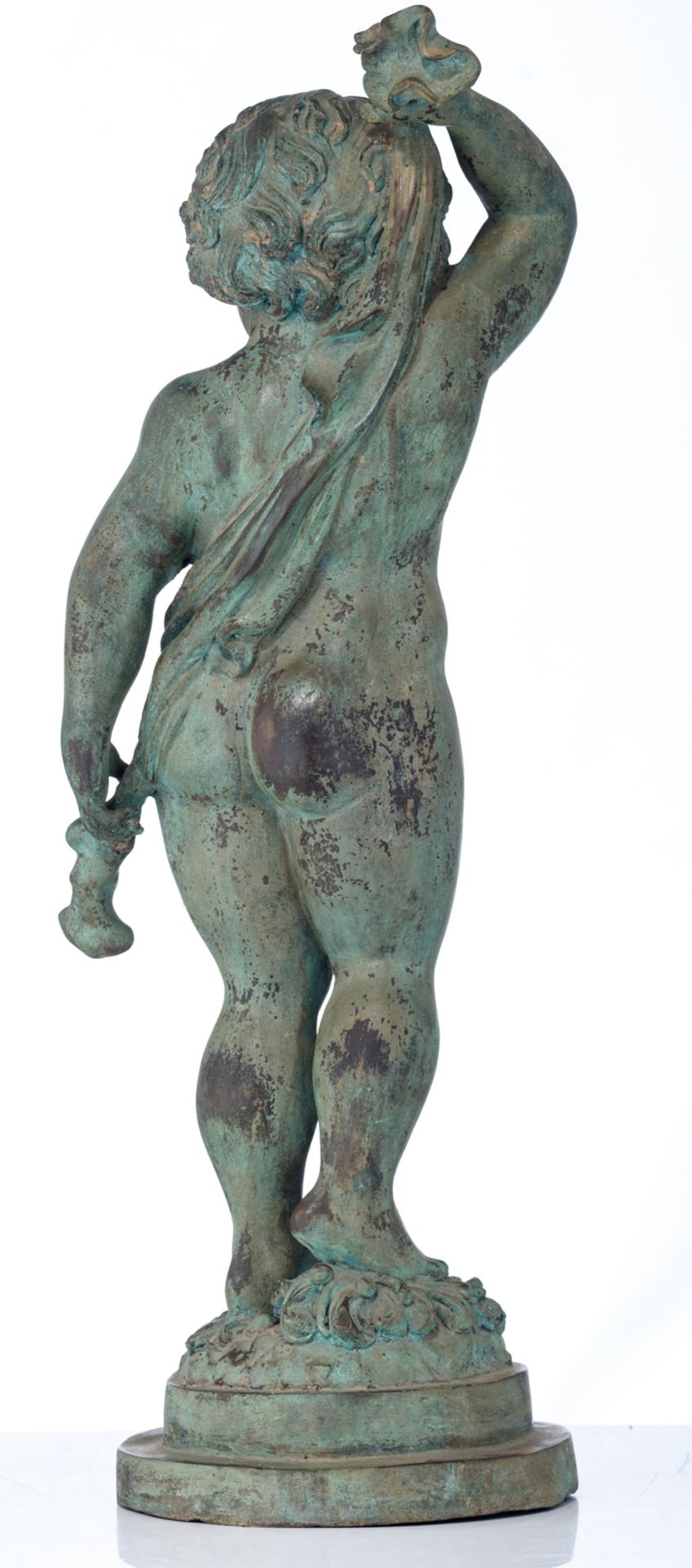 A green patinated bronze garden sculpture of a standing putto, H 77 cm - Image 4 of 6