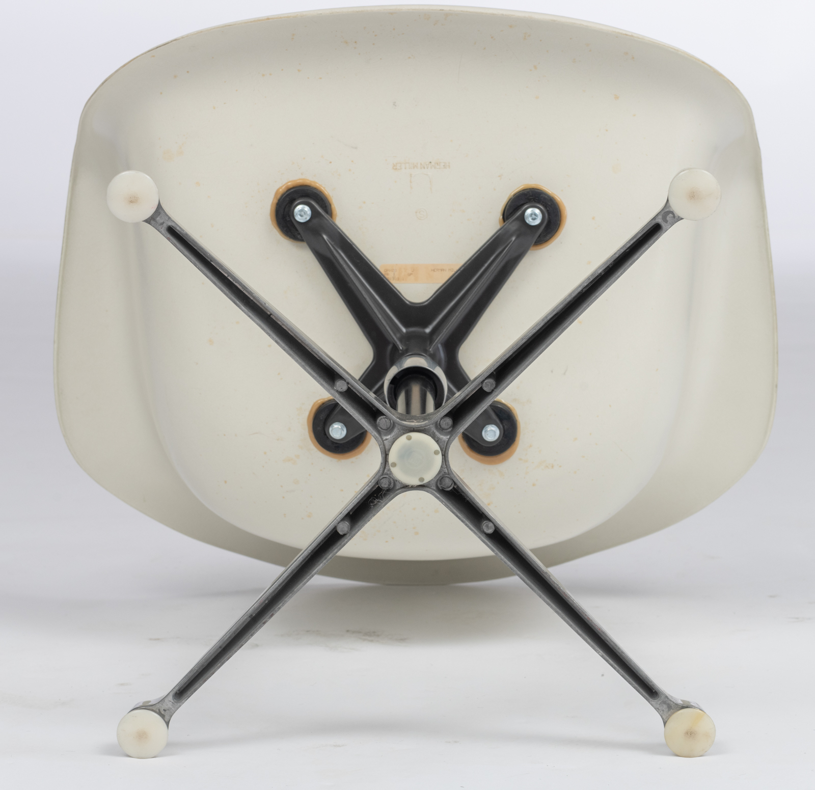 A white fibreglass shell 'PAC' armchair, design by Eames for Herman Miller, H 77,5 - W 63 cm - Image 7 of 10