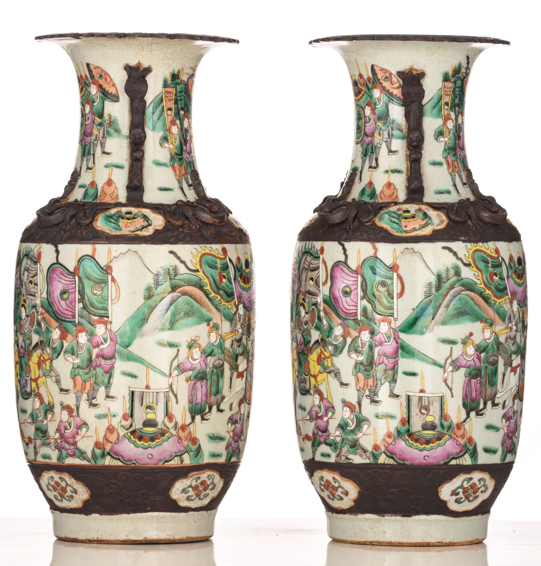 A pair of Chinese famille verte and famille rose relief decorated stoneware vases with warrior scene - Bild 2 aus 8
