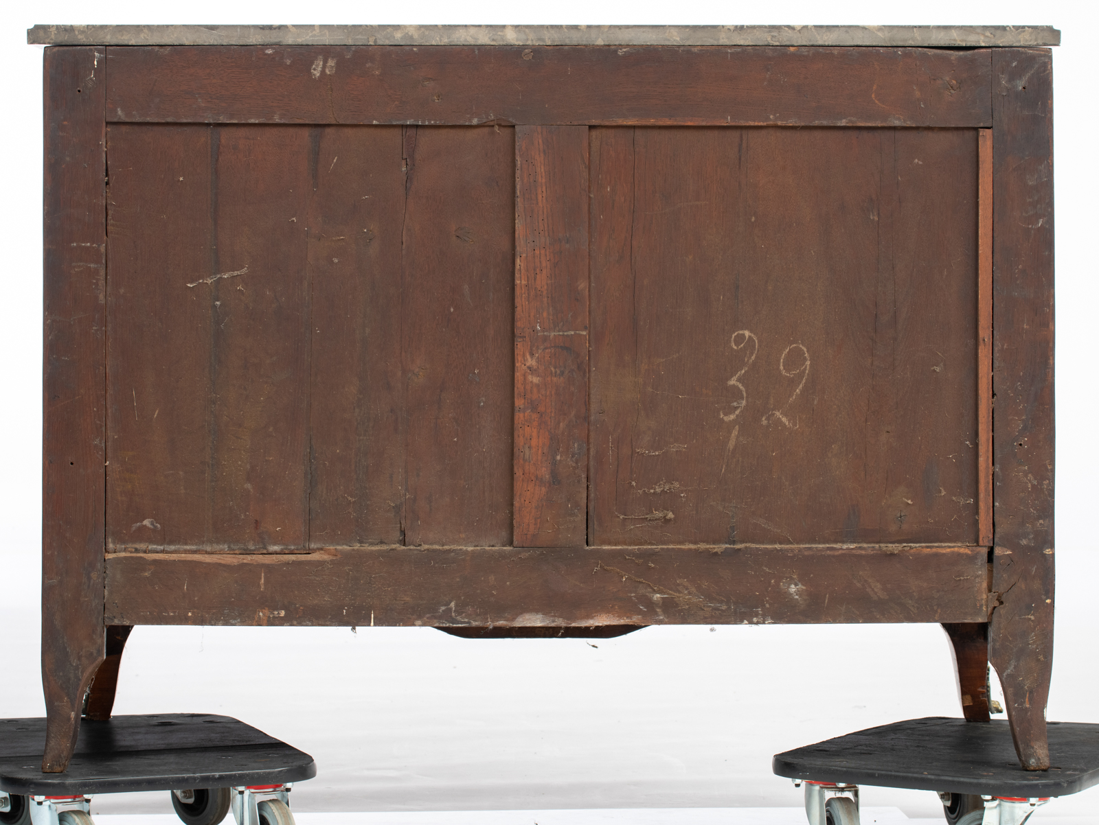 A Louis XVI rosewood and rosewood parquetry veneered chest of drawers with brass mounts and a gris S - Image 4 of 5