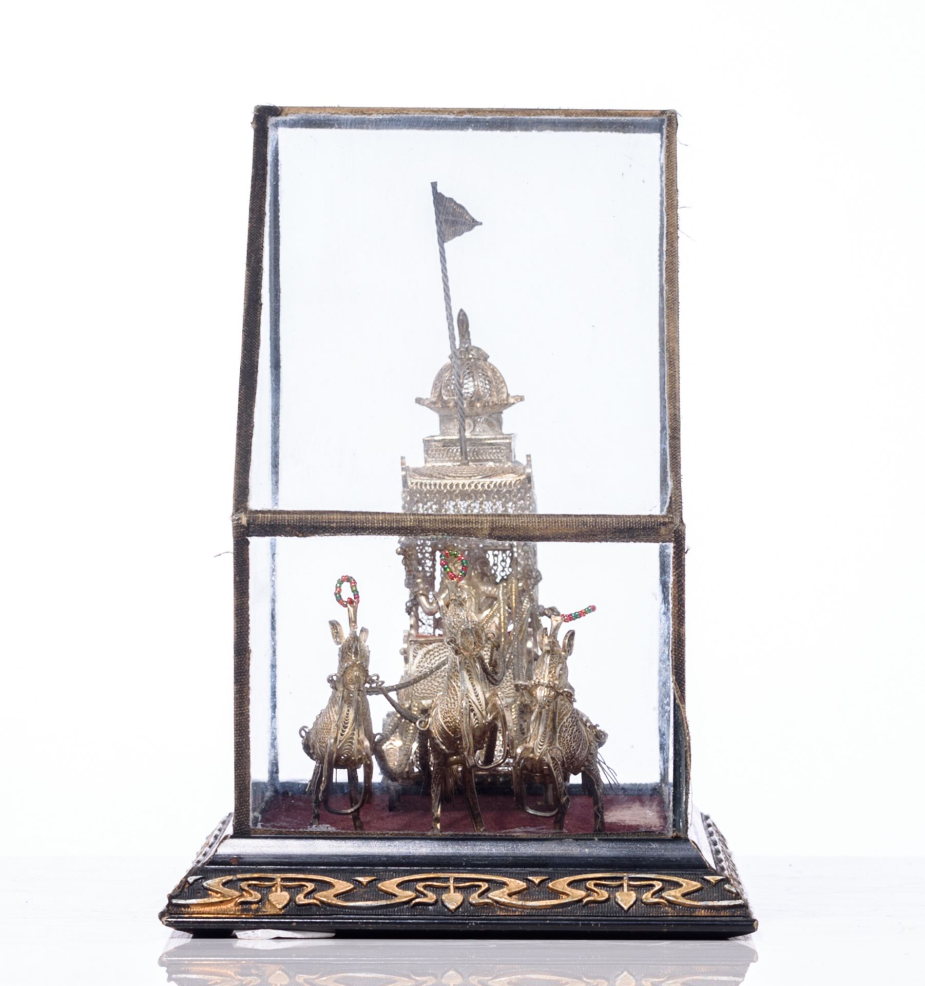 An Oriental silver filigree horse-drawn carriage, in a glass case with an Art Nouveau decorated base - Bild 5 aus 7