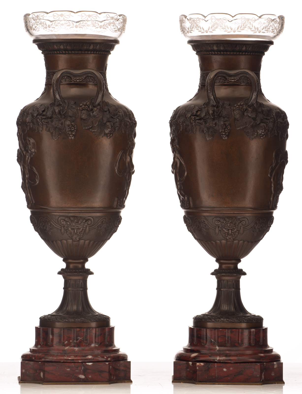 A pair of Neoclassical patinated bronze flower vases on a rouge royal marble base and with glass sha - Bild 4 aus 9