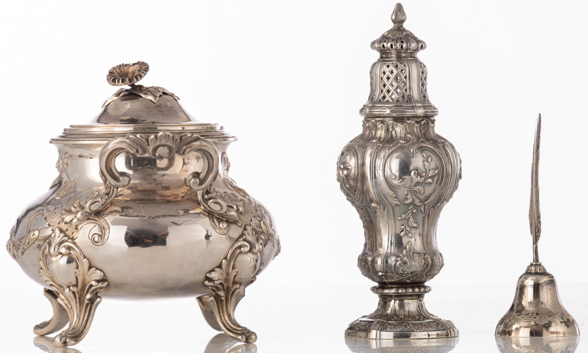 A French silver Rococo Revival sugar pot, a ditto caster and two sifting laddles with monogrammed iv - Bild 3 aus 36