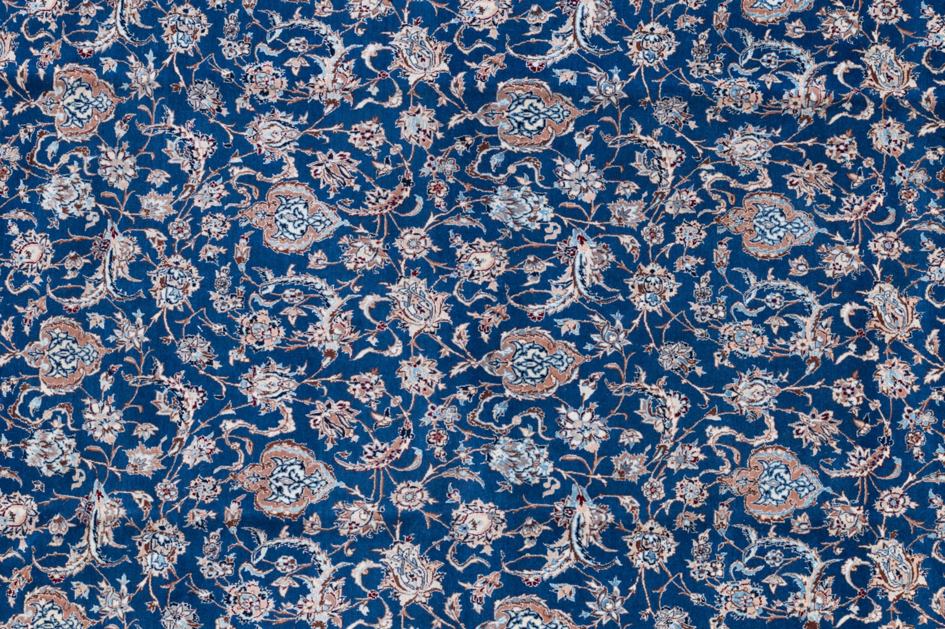 A fine Oriental  silk and linen rug, Nain, ca 1950, 323 x 211,5 cm - Bild 4 aus 5
