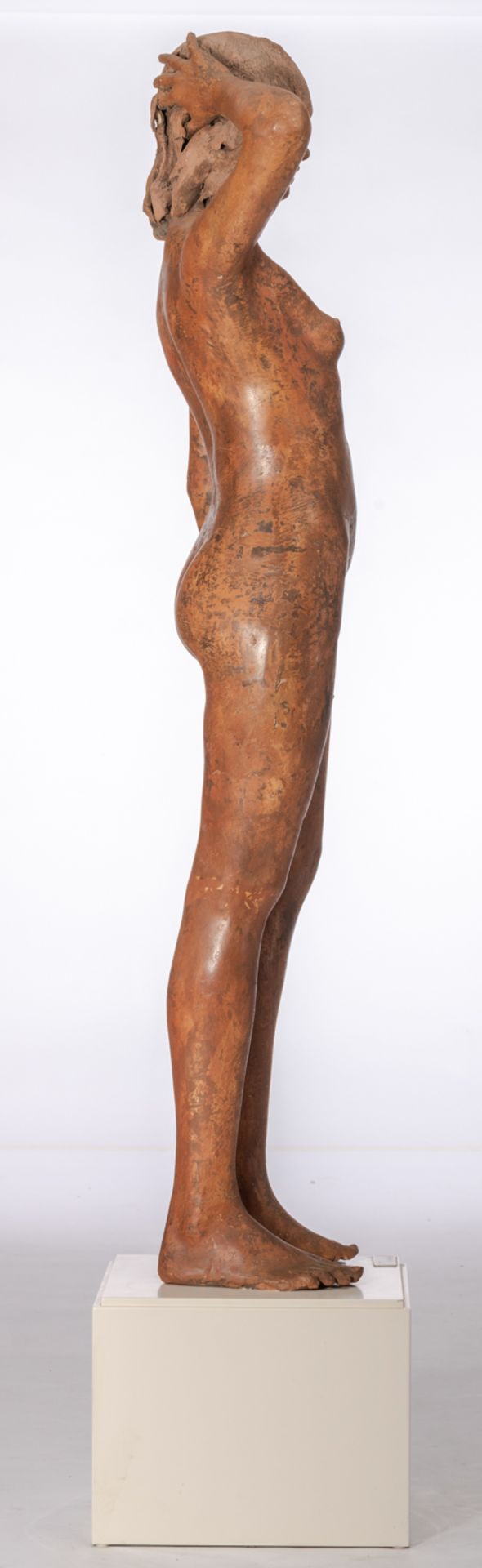 Dumortier J., 'Sirene', a patinated terracotta sculpture of a naked standing woman, on a white paint - Image 5 of 6