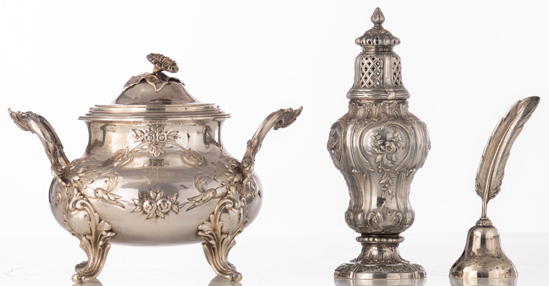 A French silver Rococo Revival sugar pot, a ditto caster and two sifting laddles with monogrammed iv - Bild 2 aus 36