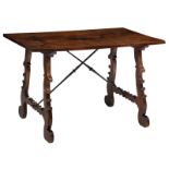 A Baroque Spanish walnut trestle table, 17thC, H 78,5 - W 117 - D 67 cm