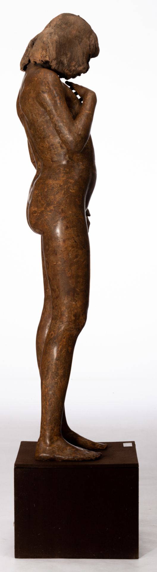 Dumortier J., 'Een pose is bevrijding van wat je bent', a patinated terracotta sculpture of a naked - Image 5 of 6