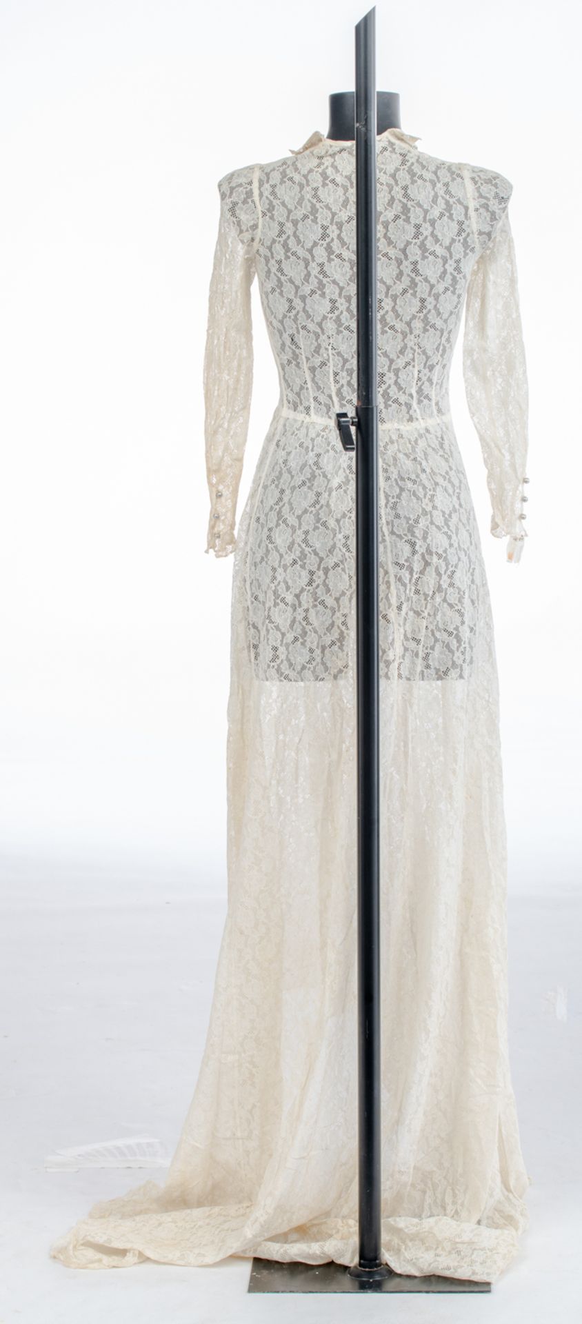 A Bruges wedding dress with floral motifs in bobbin lace; added two collars and a lappet with floral - Bild 3 aus 4
