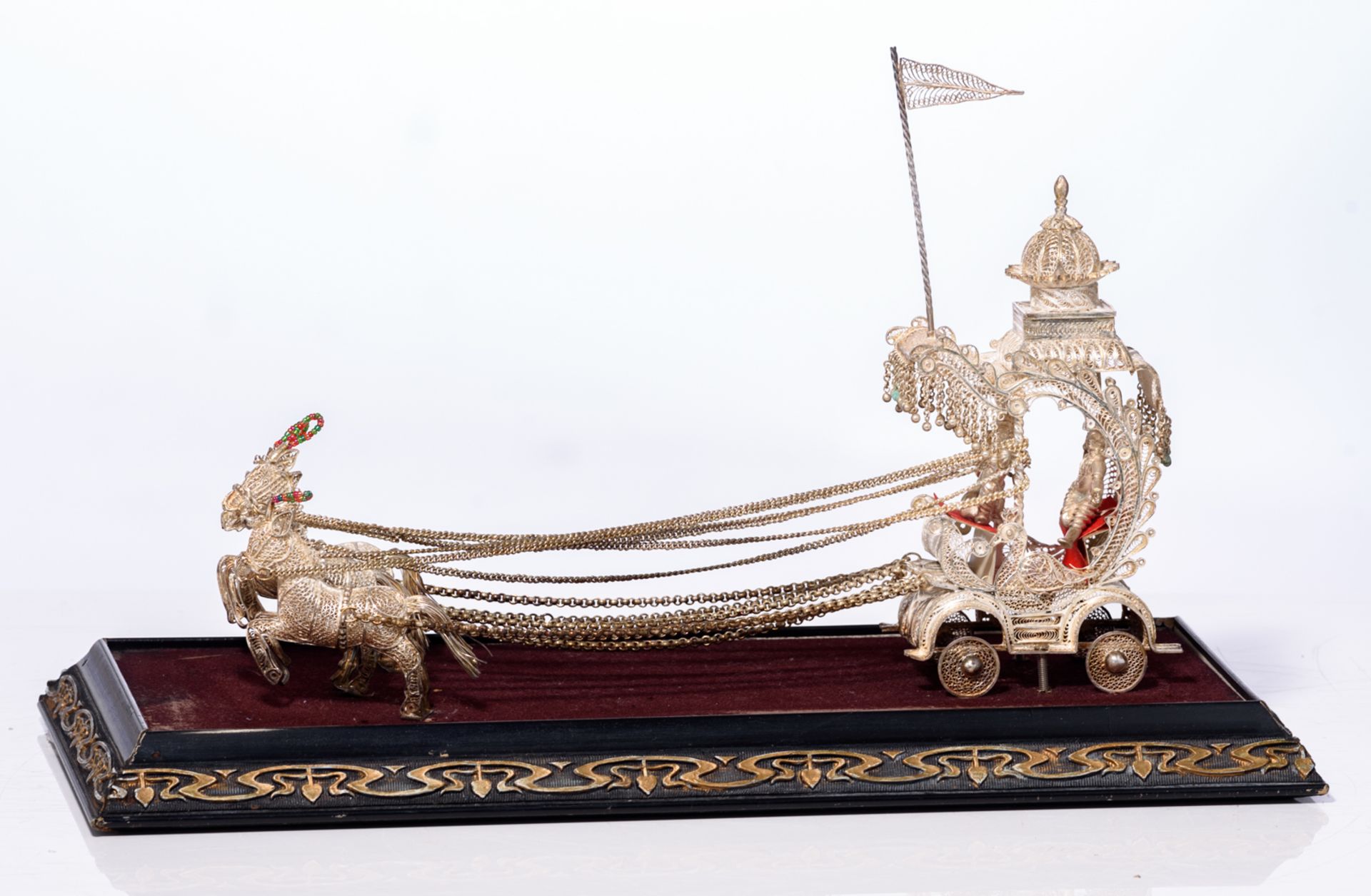 An Oriental silver filigree horse-drawn carriage, in a glass case with an Art Nouveau decorated base - Bild 6 aus 7