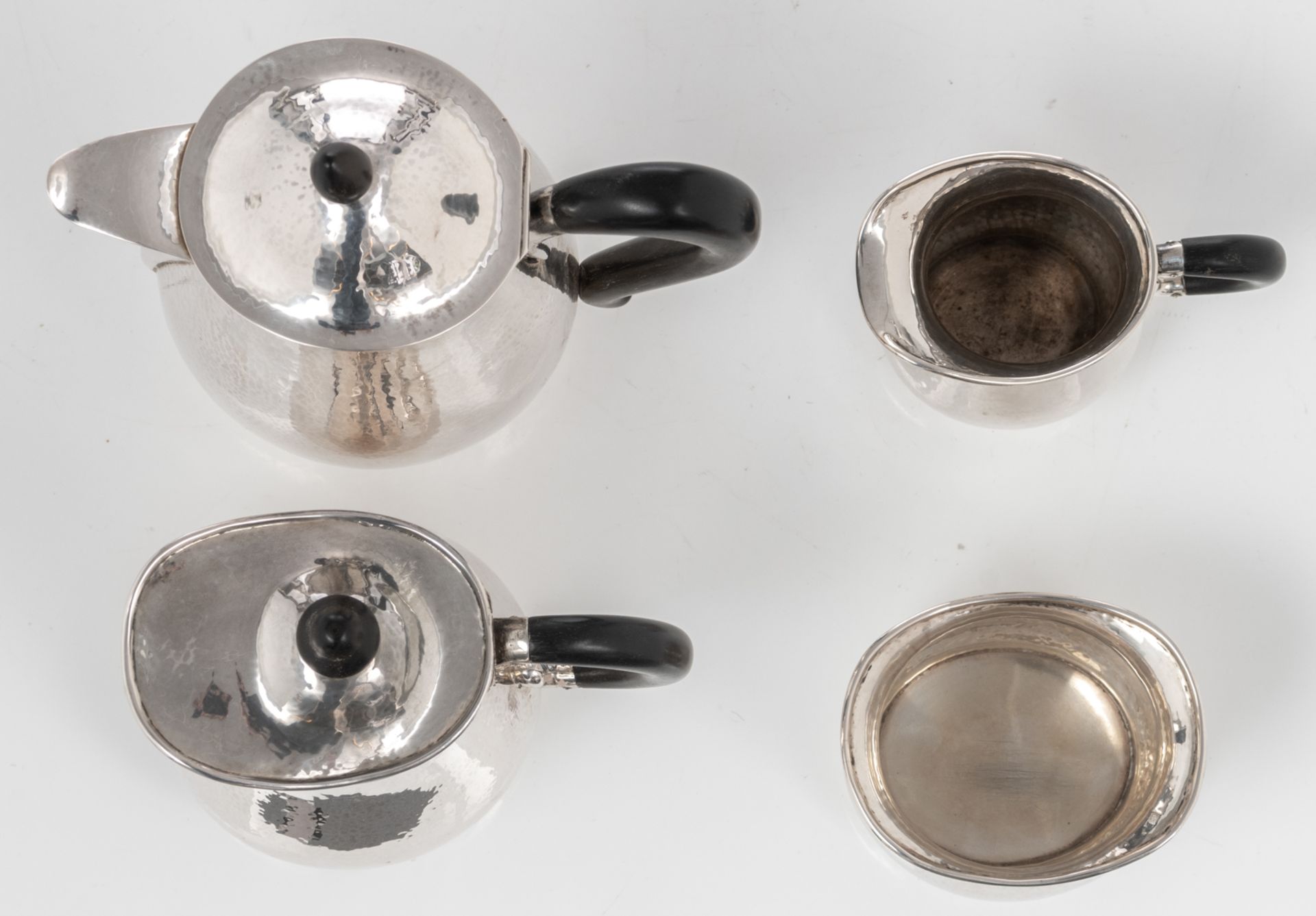 A five-part Art Deco martelé decorated silver coffee and tea set, with ebonised handles, makers mark - Bild 20 aus 28