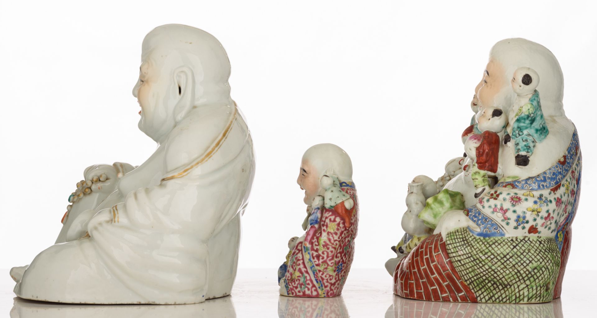 Three Chinese polychrome decorated Budai, two figures holding a chain of praying beads, two figures - Bild 2 aus 8