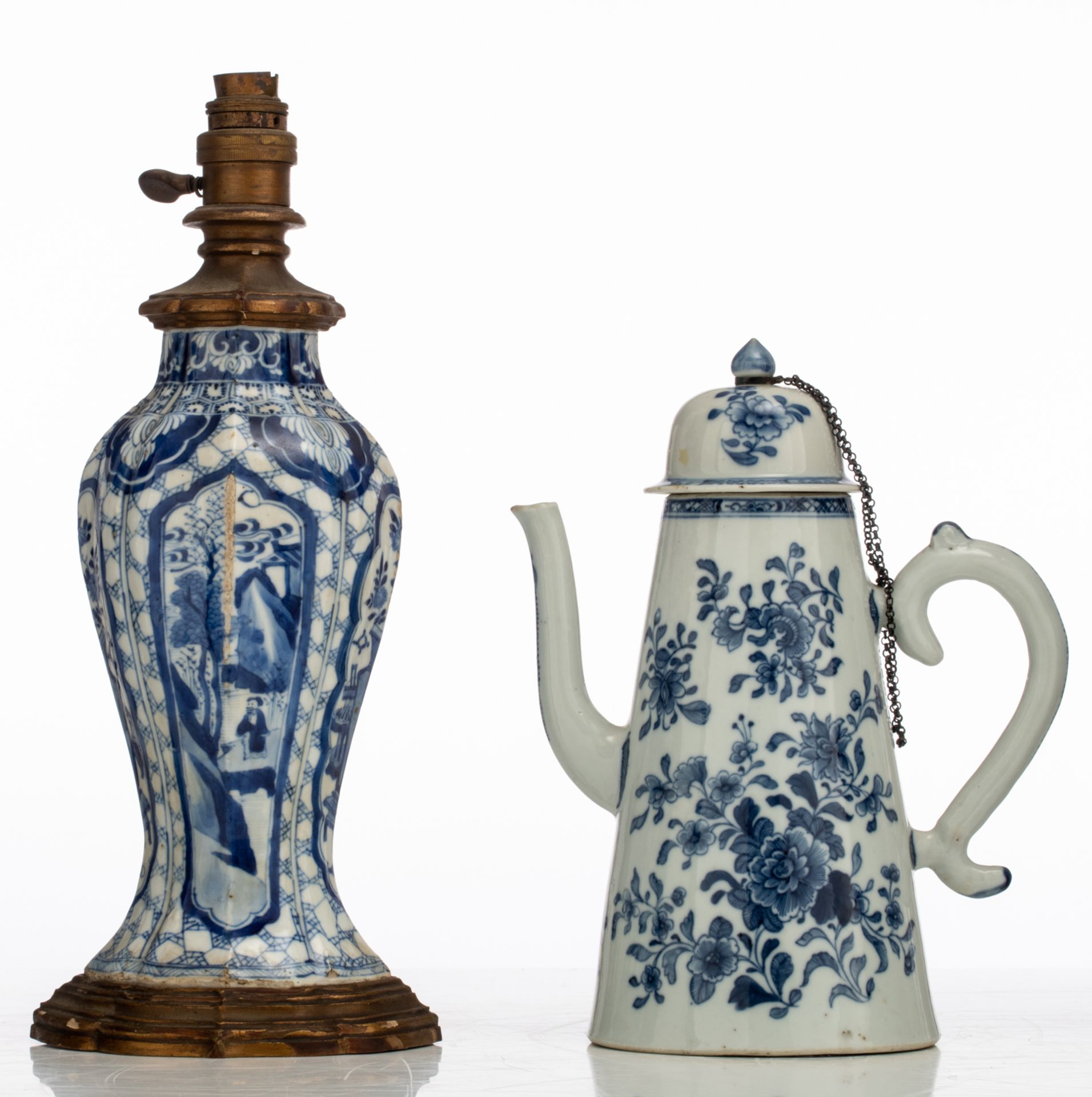 Various Chinese blue and white porcelain, a coffee pot, a sauce boat, a tea caddy, etc.,17th/18thC, - Bild 10 aus 16