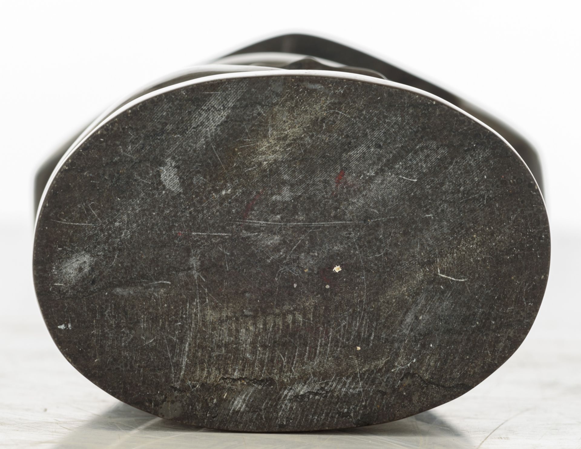 No visible signature, an abstract sculpture in the manner of Henry Moore, black granite, H 26,5 cm - Image 5 of 5