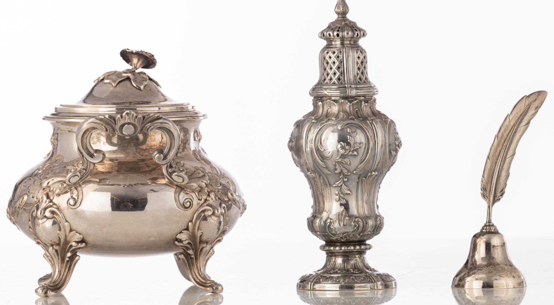 A French silver Rococo Revival sugar pot, a ditto caster and two sifting laddles with monogrammed iv - Bild 5 aus 36