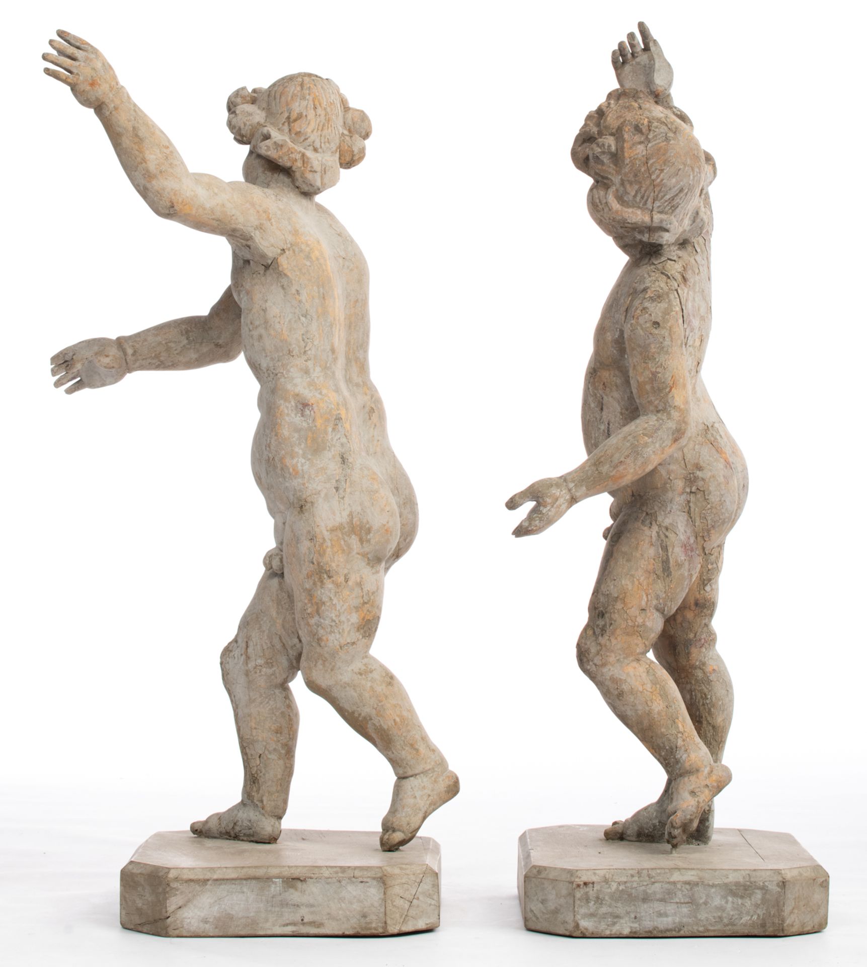 A pair of 18thC German patinated limewood sculptures of putti, H 147 - W 63 - D 50 cm - Image 3 of 5