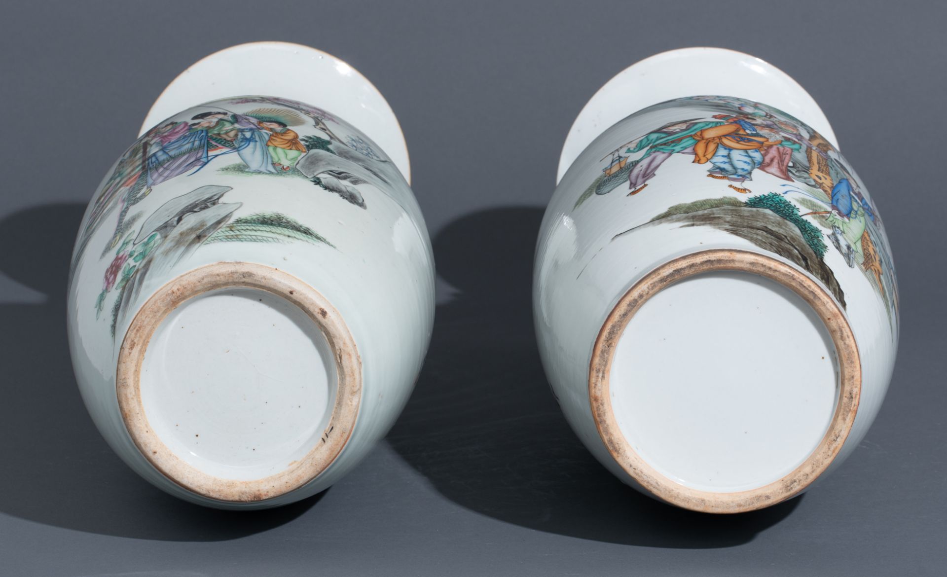 Two Chinese polychrome vases, one vase decorated with the 'qilin bringing the children', the other v - Bild 7 aus 7